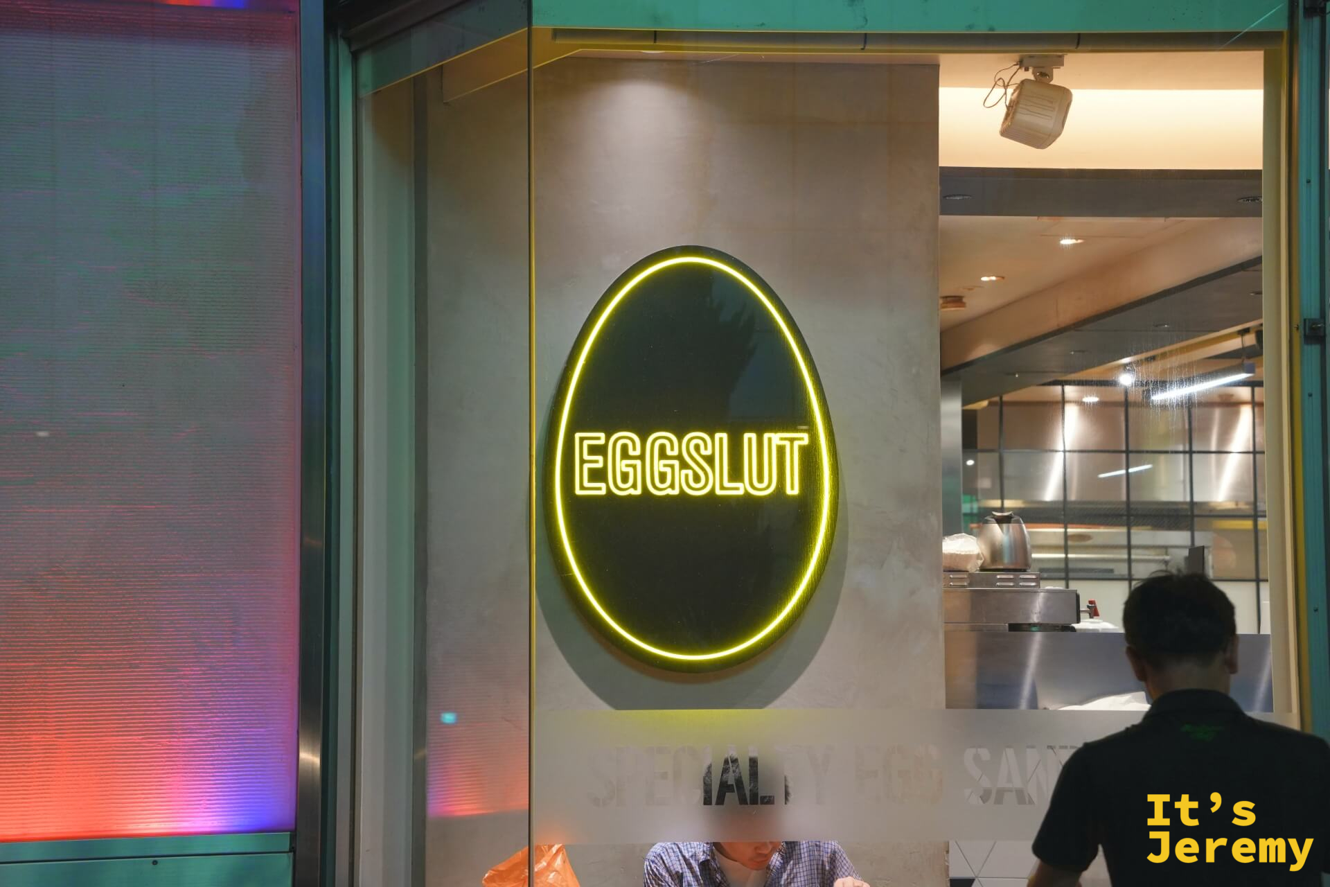 eggslut 新宿サザンテラス店的蛋形霓虹招牌