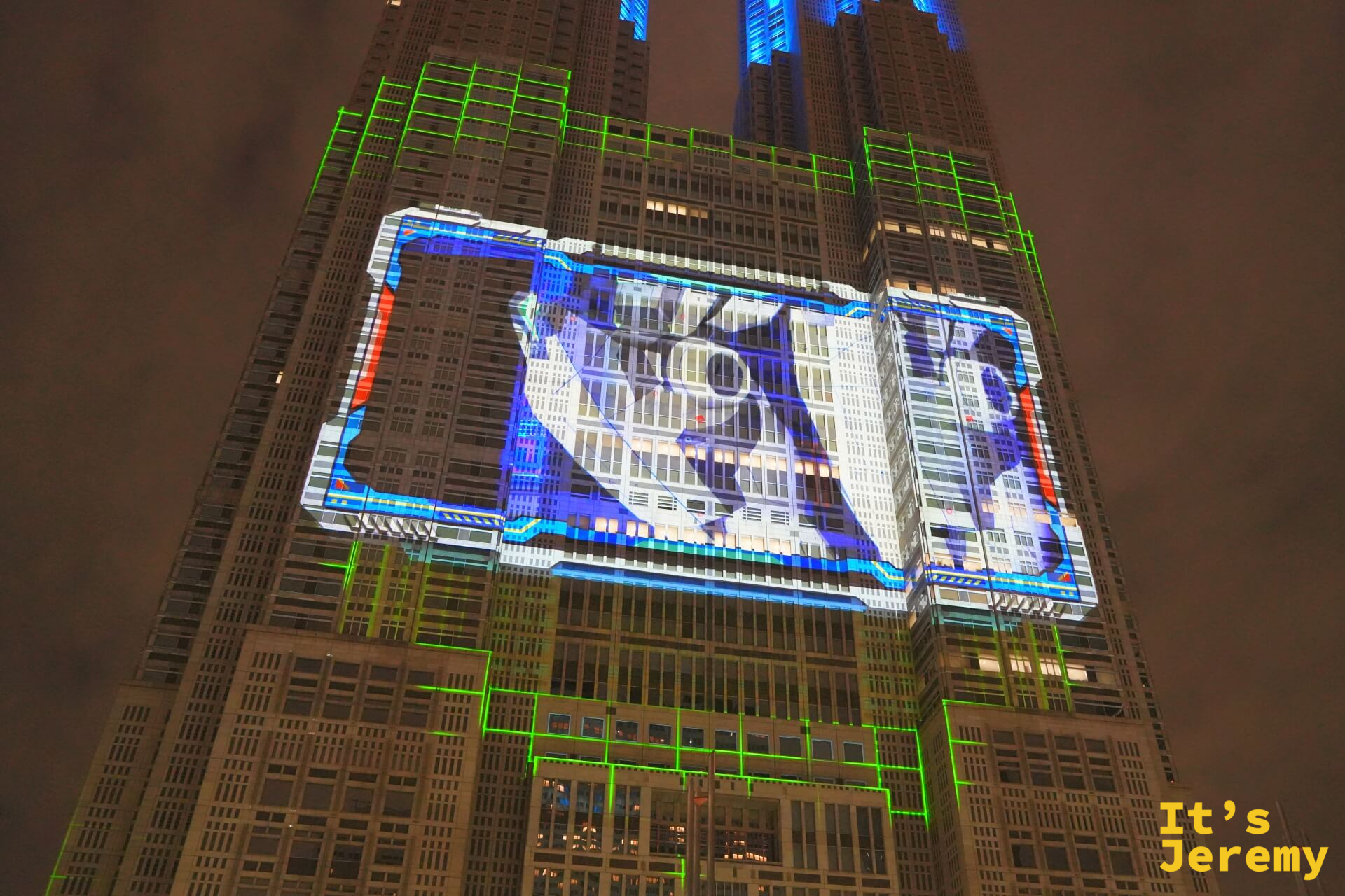都廳外牆近景,藍色科技感方框內出現機械紋路圖案,框住了大樓自身的建築細節