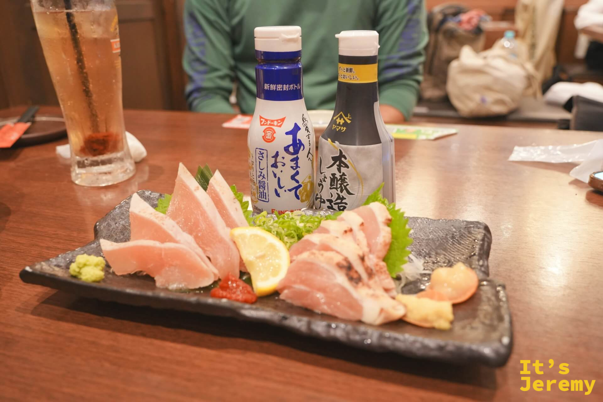 薩摩山内地どり たたき風二種盛り合せ：雞胸與雞腿分別切片盛盤，附甘口與本釀造醬油各一