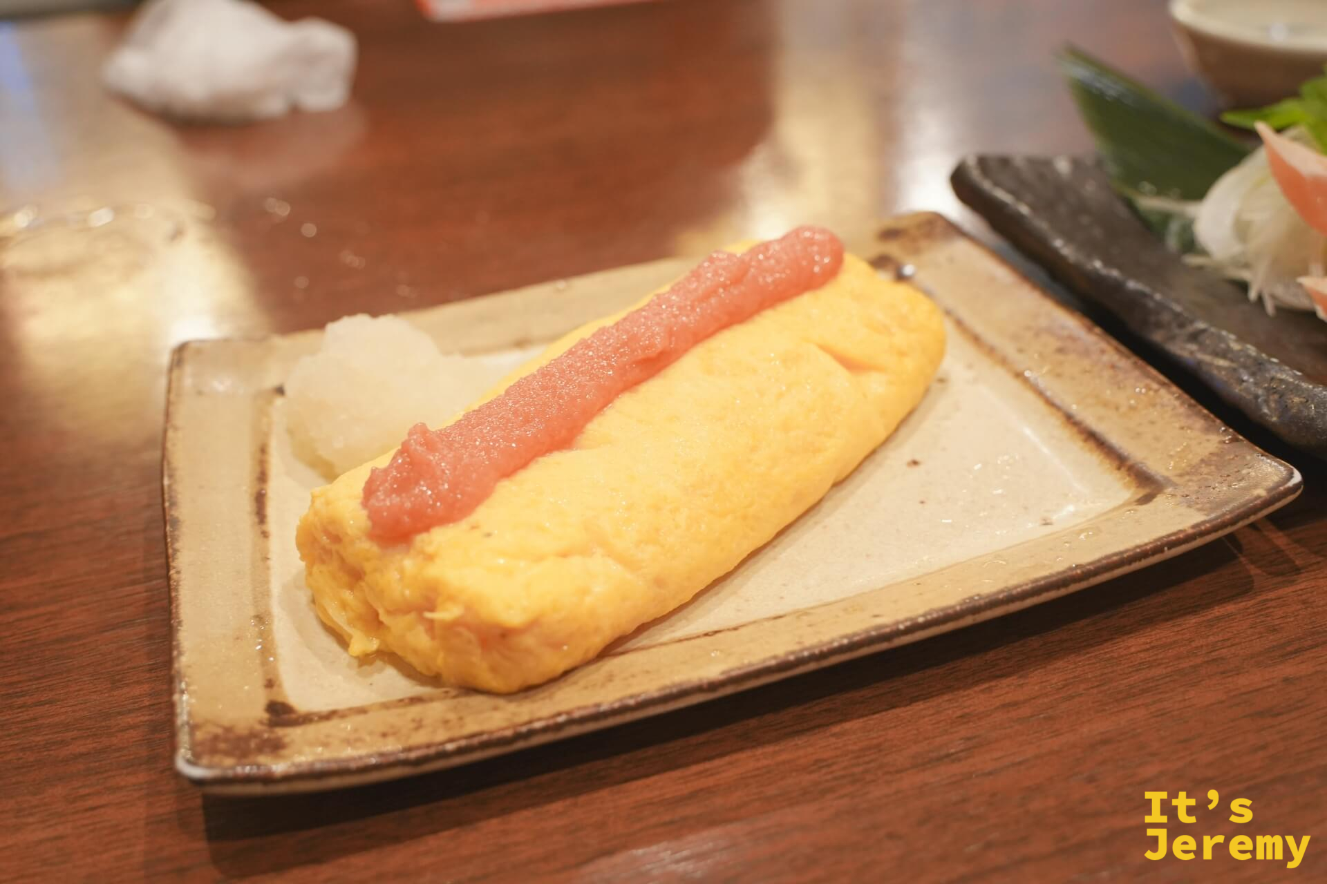 手作り玉子焼【明太子】：蓬鬆厚焼き頂上鋪著一條博多明太子，旁附蘿蔔泥