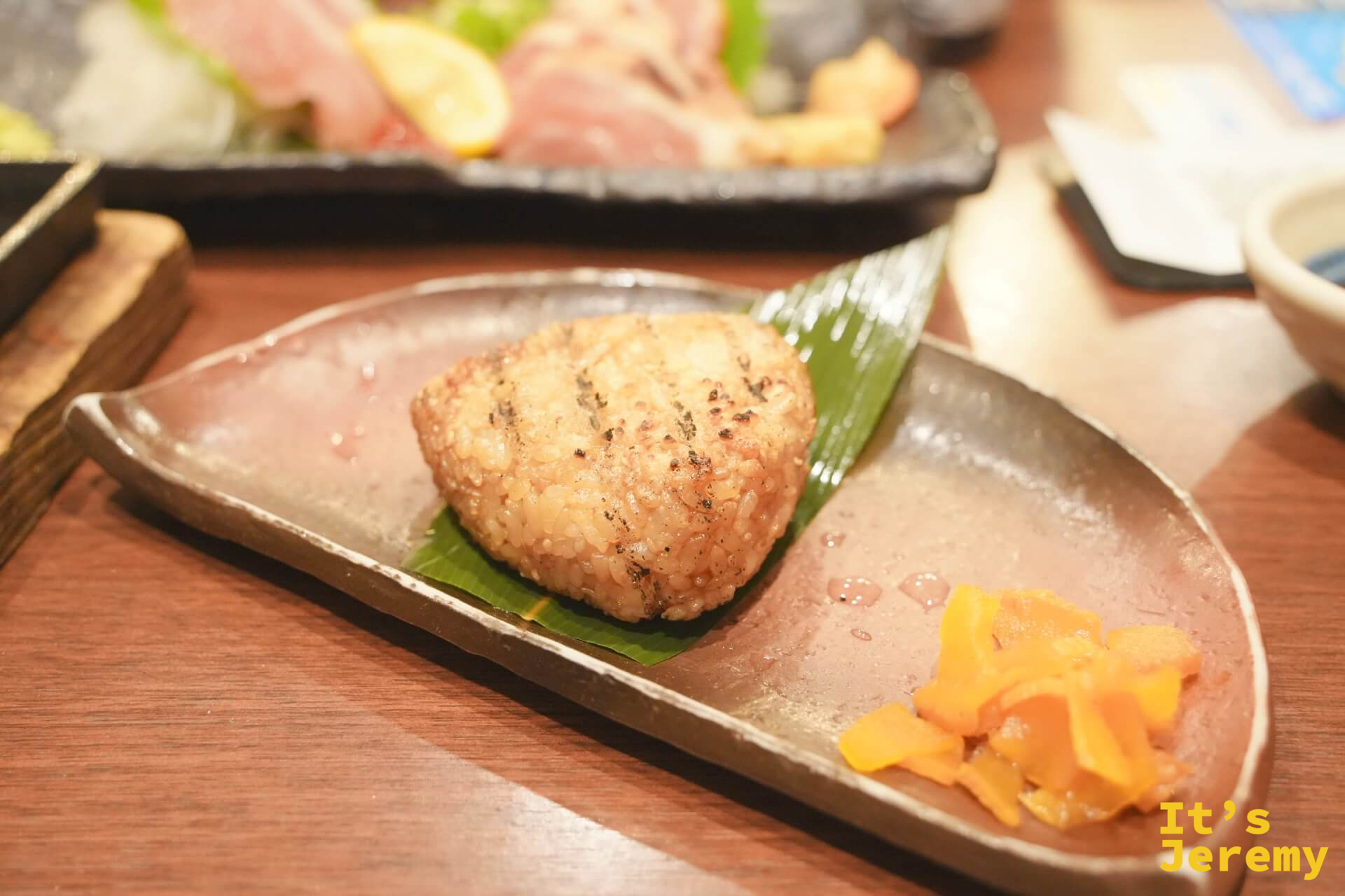 焼おにぎり【九州醤油】：炭烤飯糰表面焦香，配漬物盛在船形銀盤