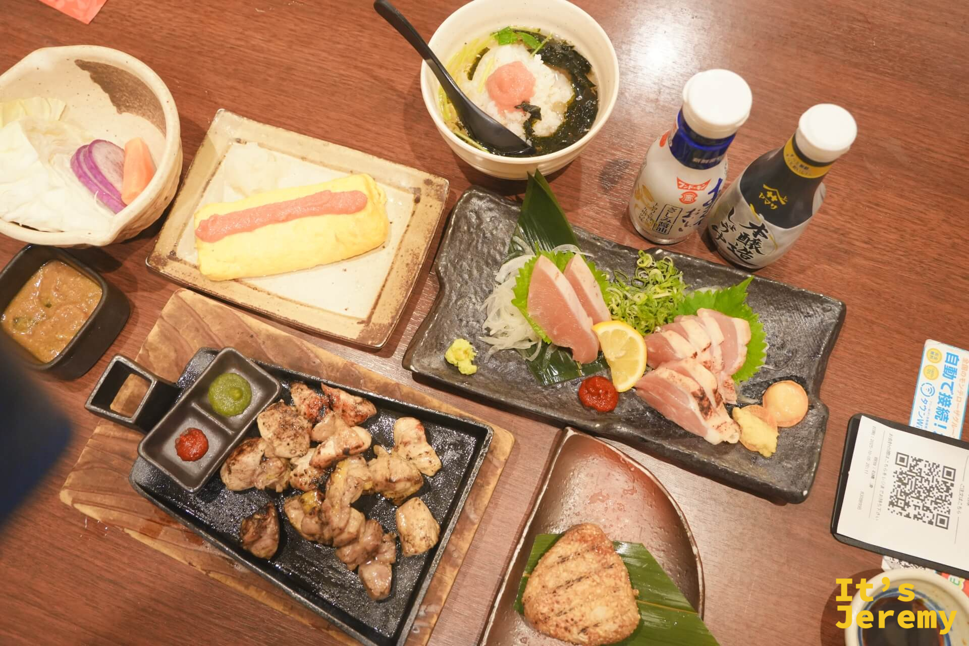 桌上所有料理的俯視全景：玉子燒、薩摩地雞たたき、鶏天、お茶漬け與焼おにぎり一字排開