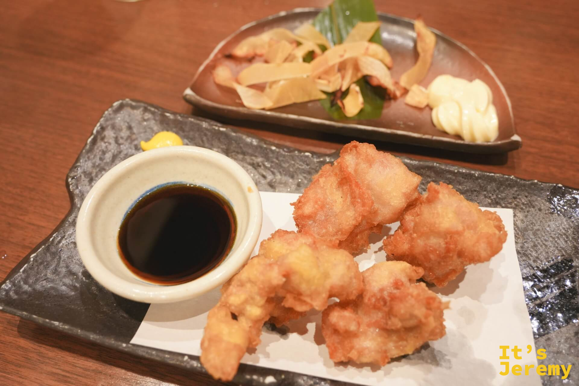 大分名物 鶏天（前）與エイヒレの炙り焼（後）同時上桌：一炸一炙，各有各的酒肴邏輯