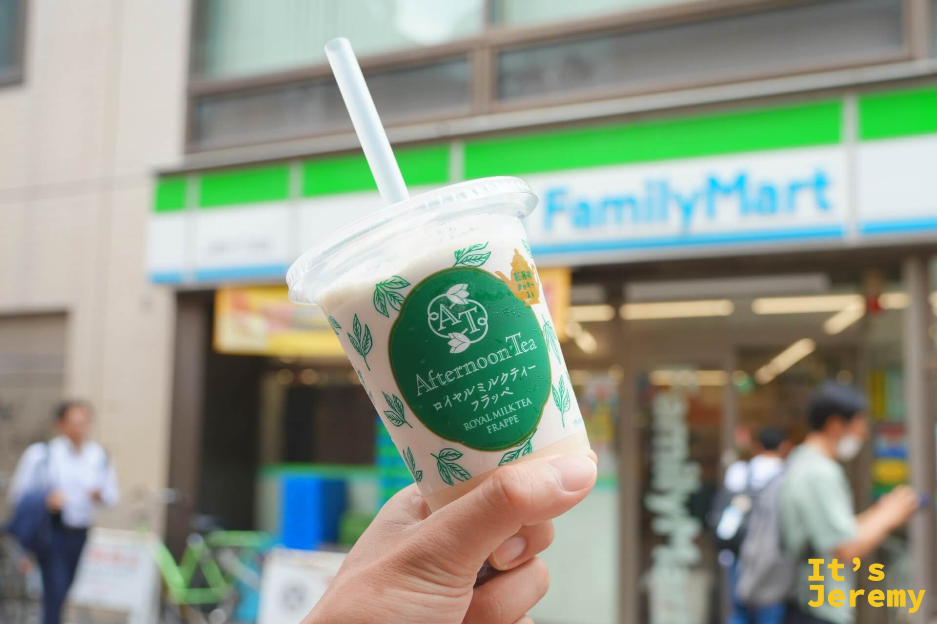 FamilyMart 前,手持 Afternoon Tea Royal Milk Tea Frappe,上野的早晨街景