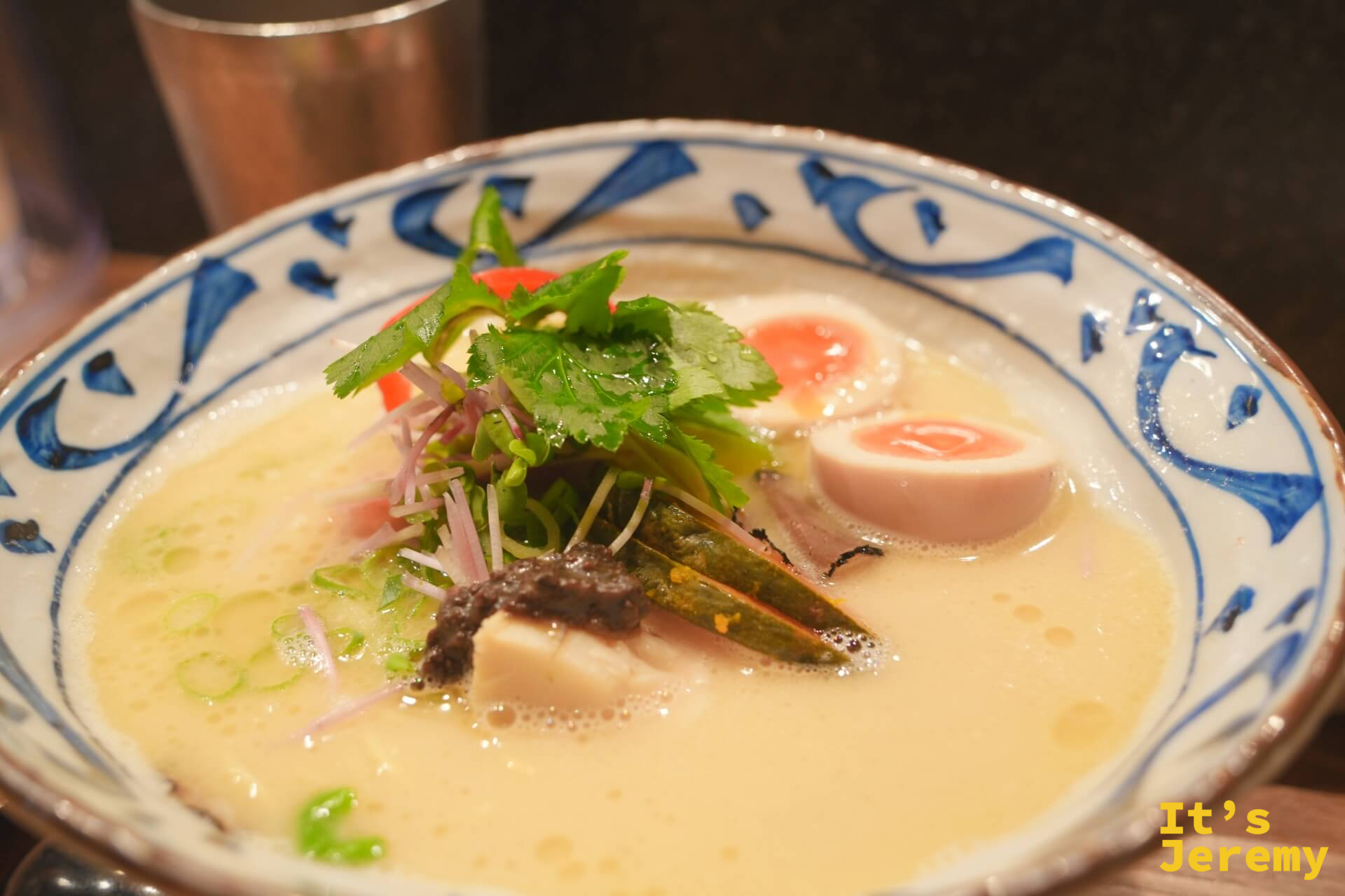 鶏白湯松露 Soba 特寫:乳白濃湯盛在藍白染付碗中,配料整齊排列