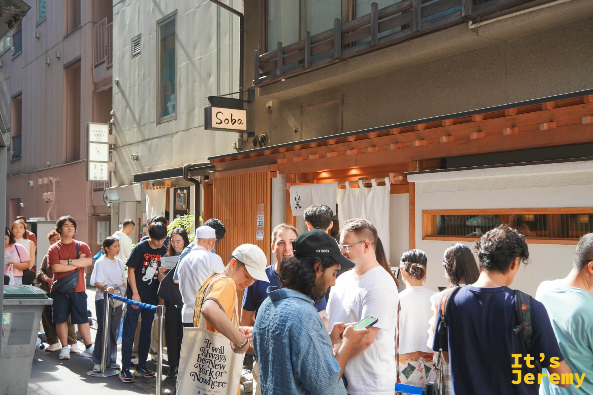 白天人潮湧現,排隊隊伍延伸到巷口的「Soba」招牌下
