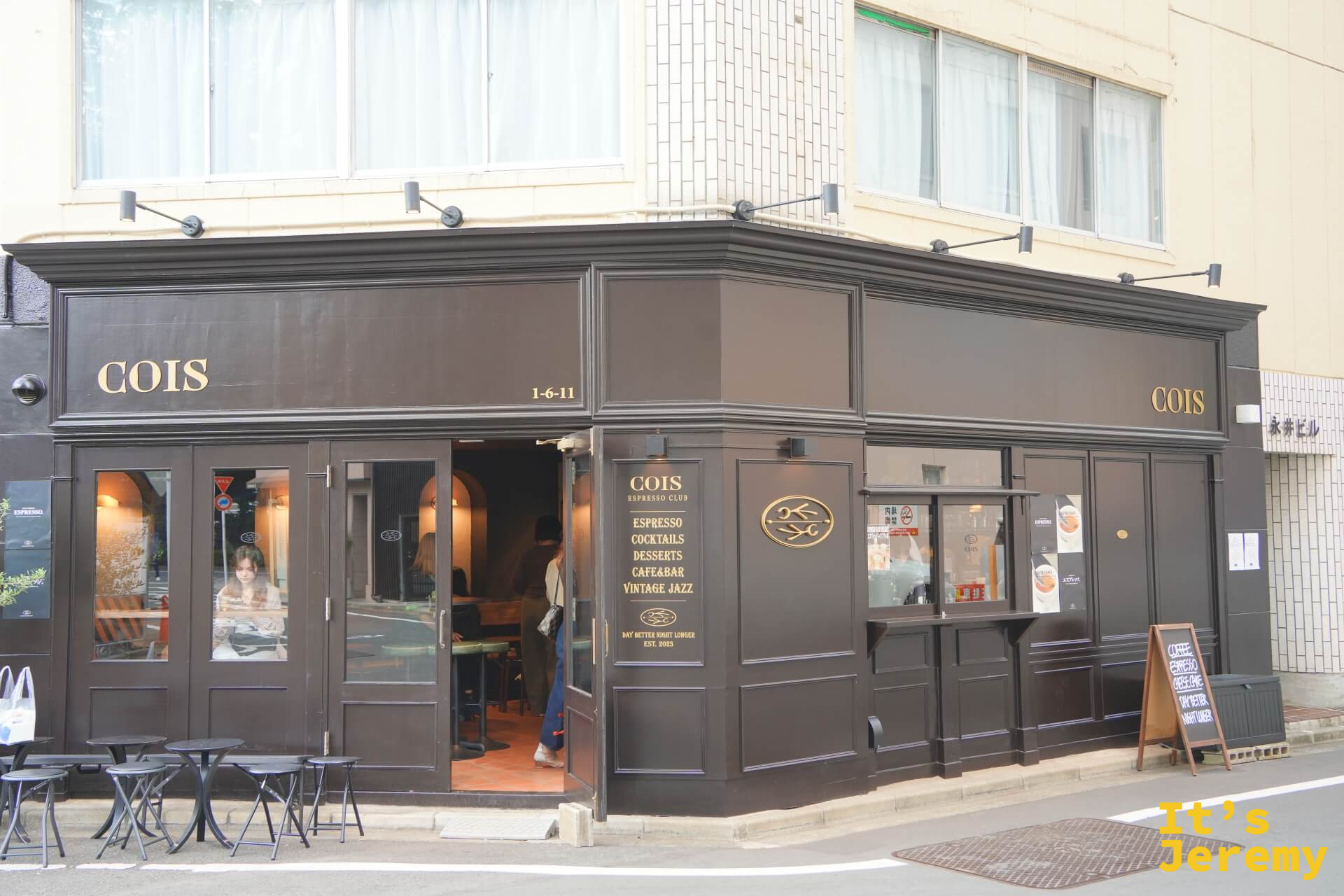 Cois Espresso Club 本店外觀,深棕色外牆搭配金色字體,街角建築極具辨識度
