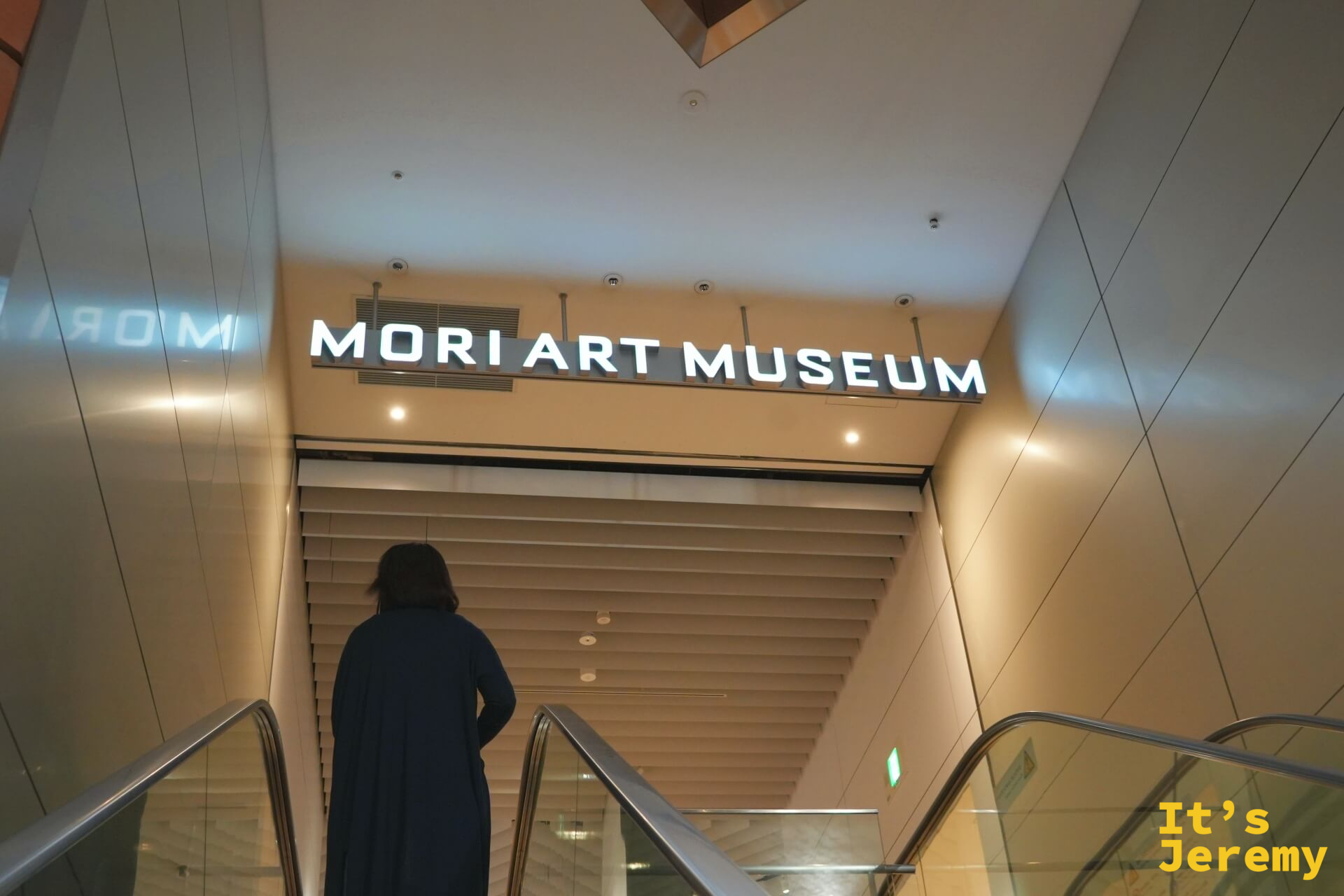 搭手扶梯進入 53 樓，MORI ART MUSEUM 字樣在走道盡頭亮起