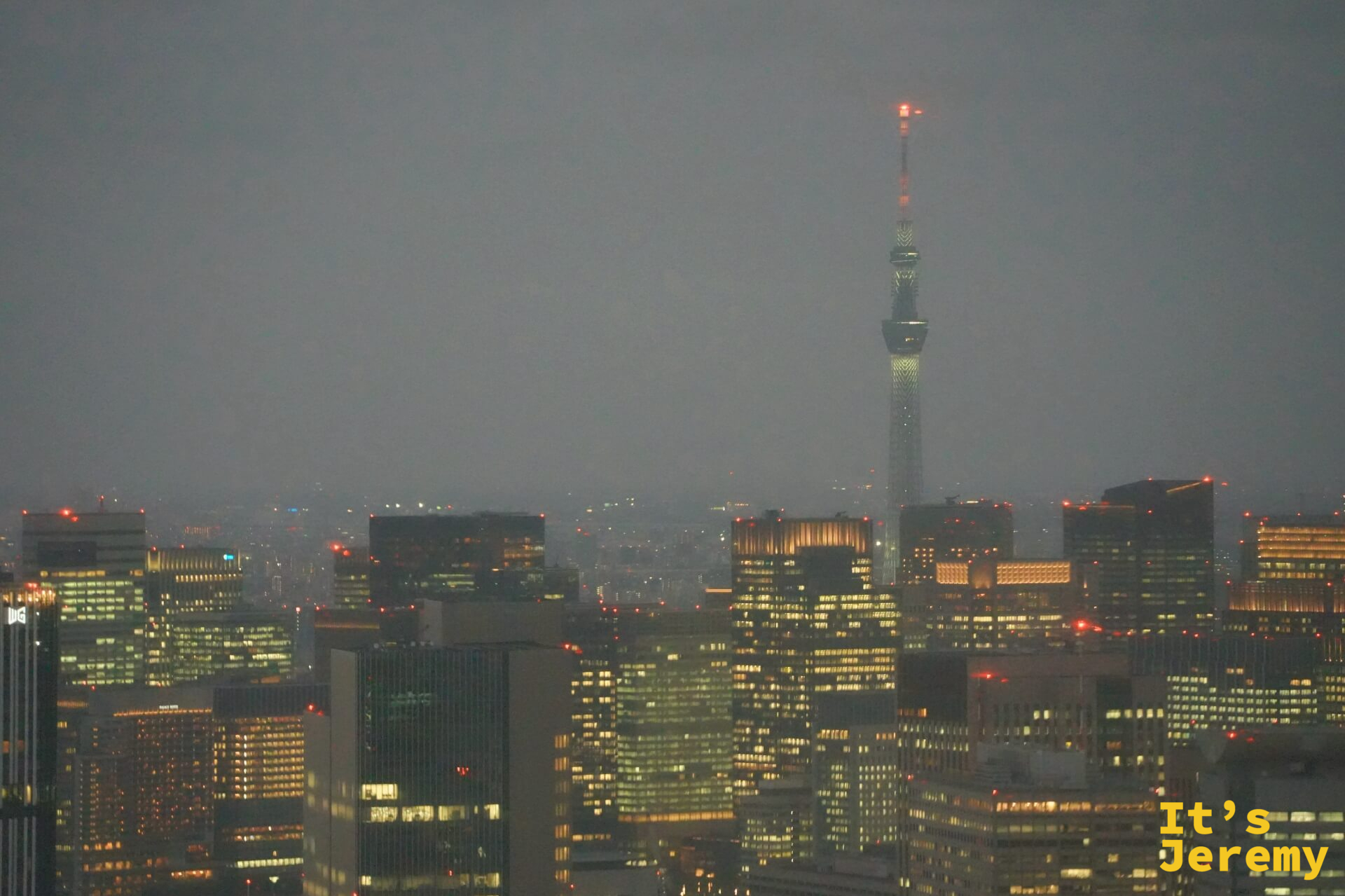夜霧中的東京遠景，東京晴空塔的燈光在天際線處隱約發亮