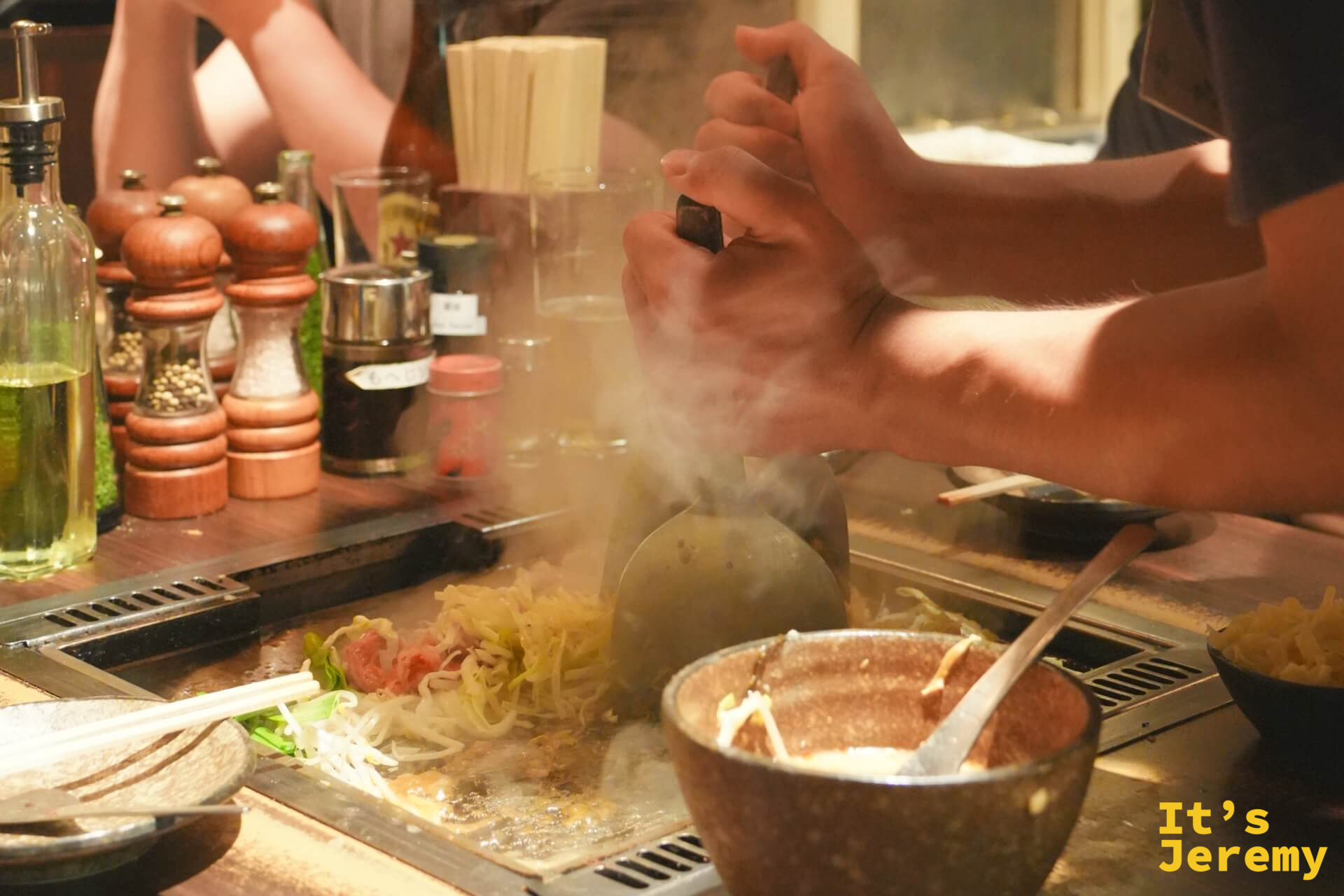 食材倒上鐵板,黑色烏賊墨瞬間冒出白煙,整面鐵板被染成深色