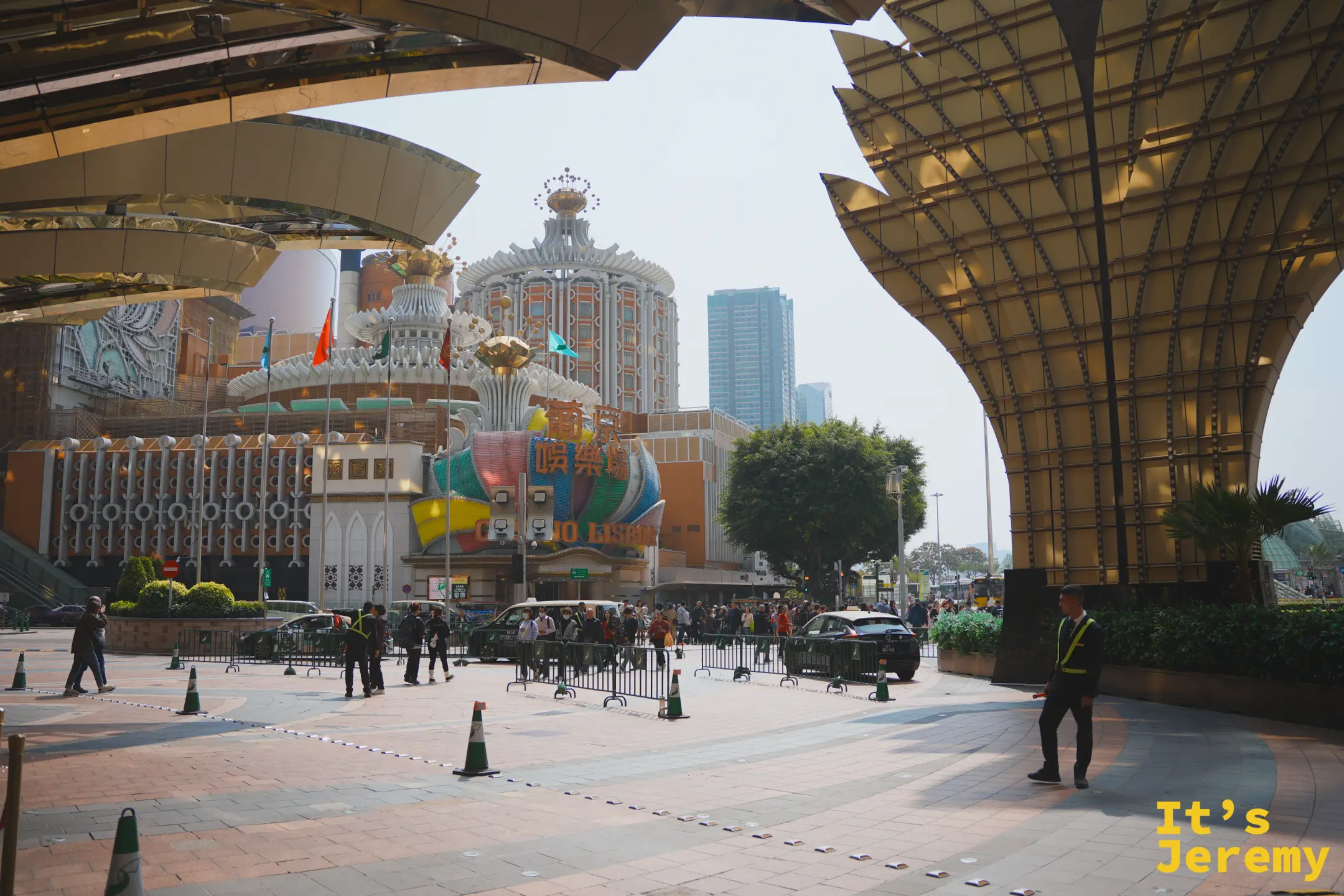 搭賭場接駁車進市區，一走出金色扇形頂棚，就看見圓頂的葡京娛樂場矗立在馬路對面
