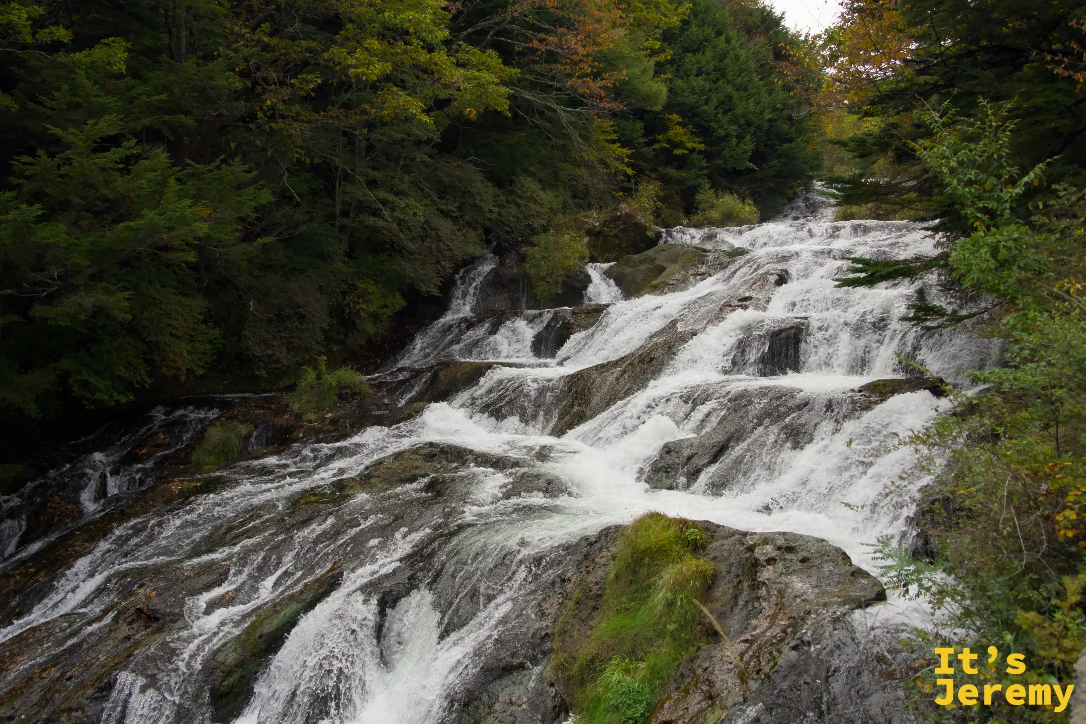 龍頭の滝主瀑全景，水流沿著階梯狀岩石逐層傾瀉，水量大而寬闊