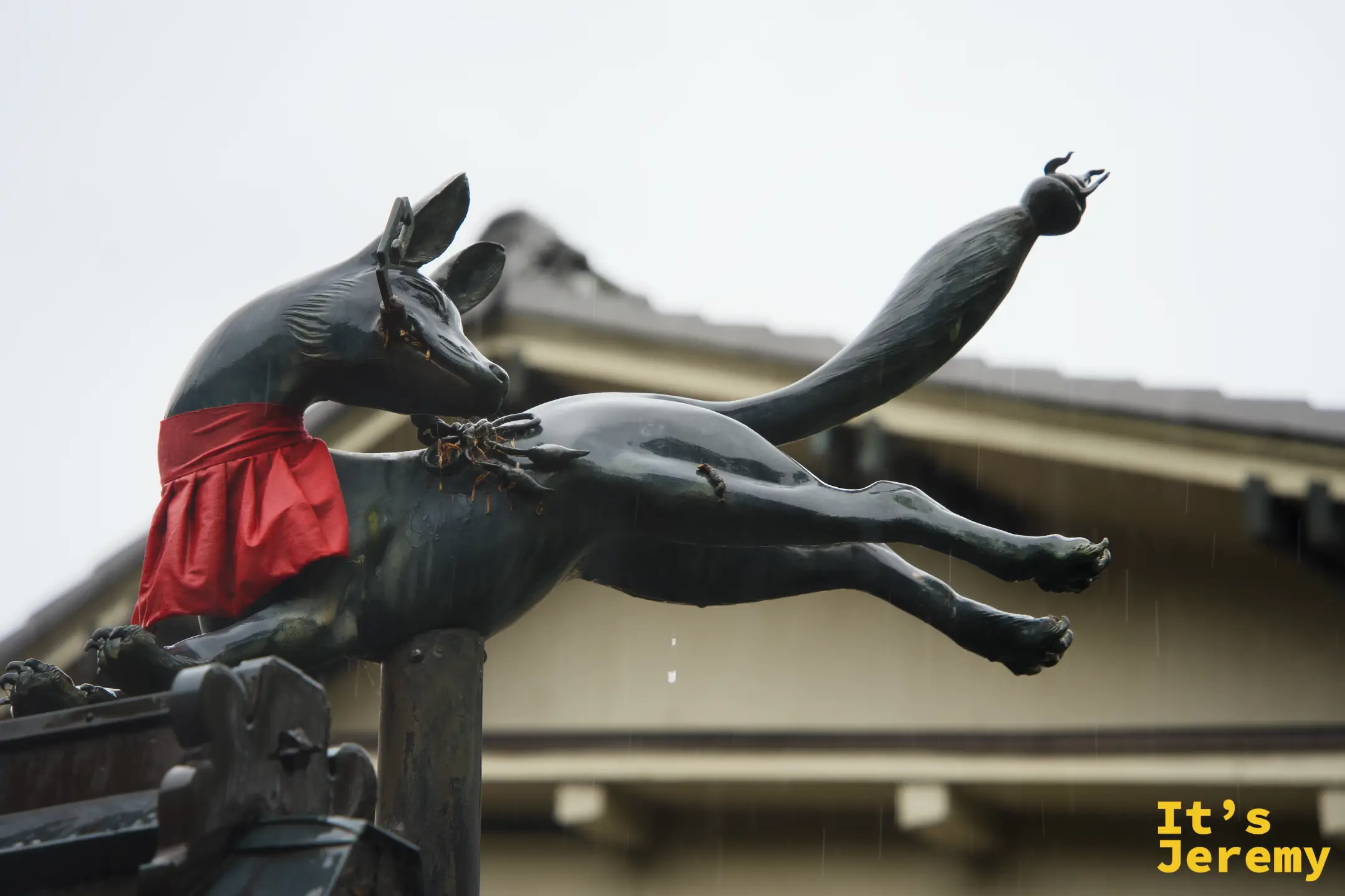 縱身飛躍的青銅狐狸像，這個姿勢在日本神社裡非常罕見