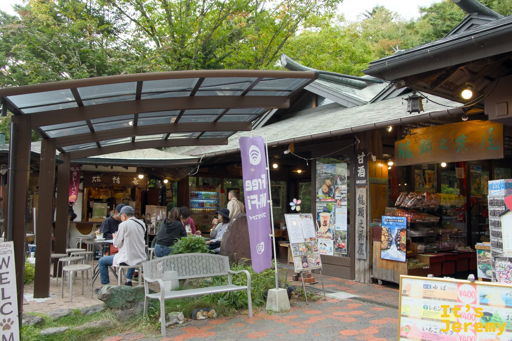 龍頭之茶屋外觀，木造建築，戶外設有座位，遊客正在休息