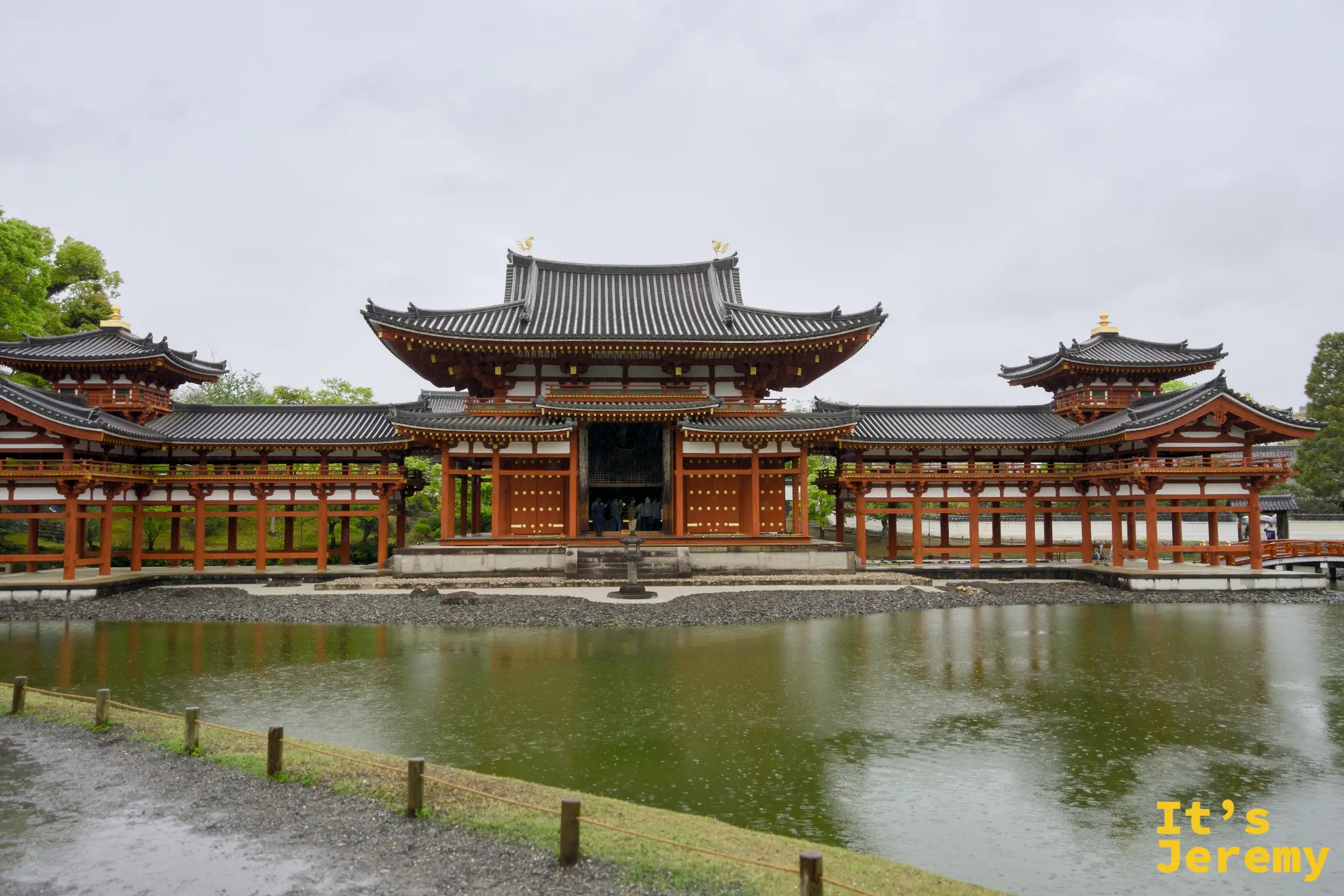 平等院鳳凰堂 正面全景，雨天的倒影讓建築更顯靜謐