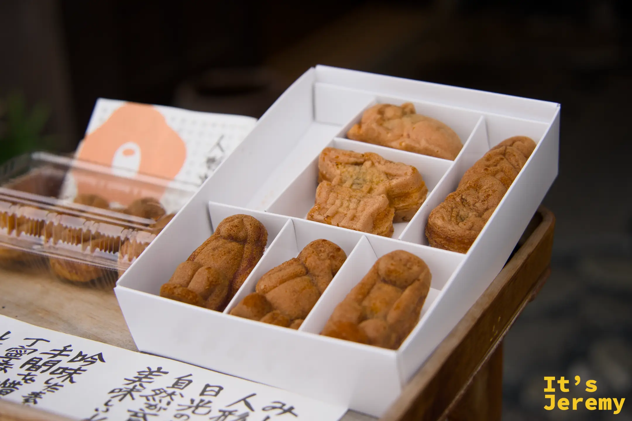 人形焼展示盒，白色紙盒中整齊排列的三猿及鯉魚形人形燒