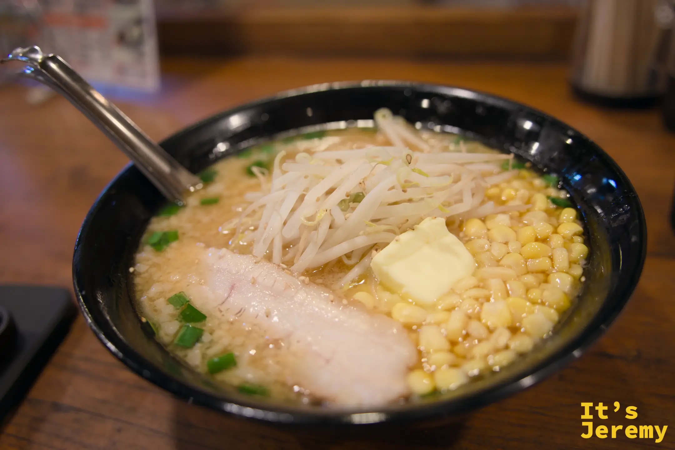 味噌バターコーン拉麵俯拍，奶油塊半融在湯面，玉米、豆芽、叉燒清晰可見