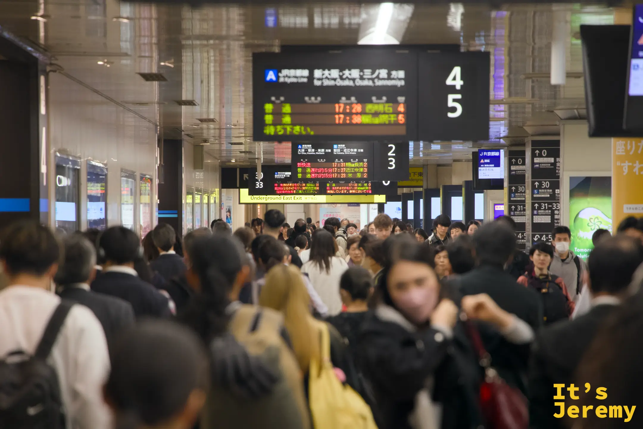 JR 奈良線車廂內，宇治回京都的路上，窗外是暮色中的田野