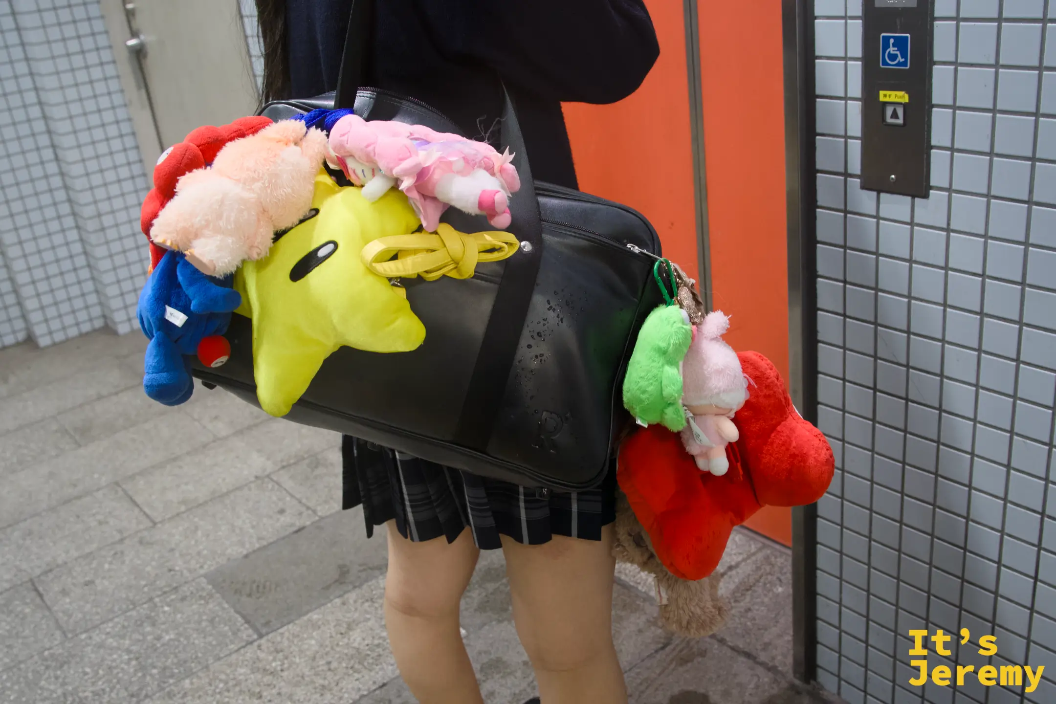 車站內巧遇的女學生，書包上掛滿叮叮噹噹的娃娃和吊飾，日本校園文化的縮影