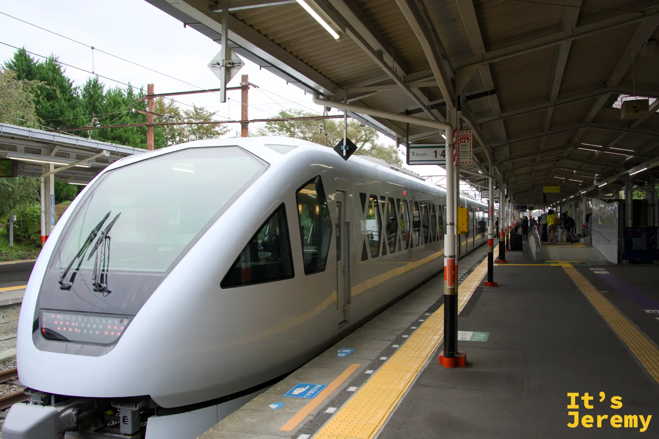 SPACIA X 車頭正面全景，在東武日光站月台停靠，背景是月台設施