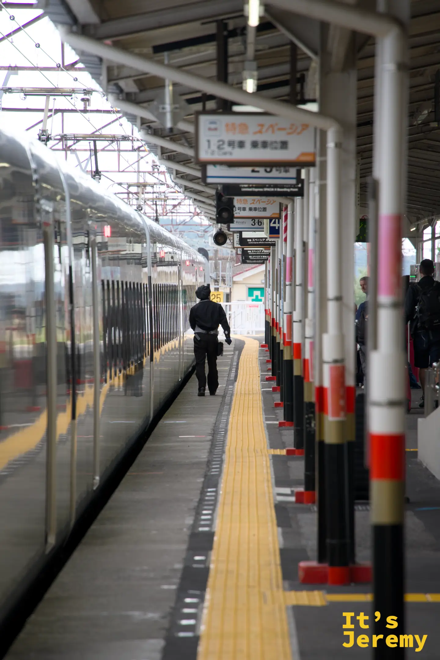 東武日光站月台，工作人員背影沿月台巡視，「特急スペーシア 乗車位置」標示牌清晰可見