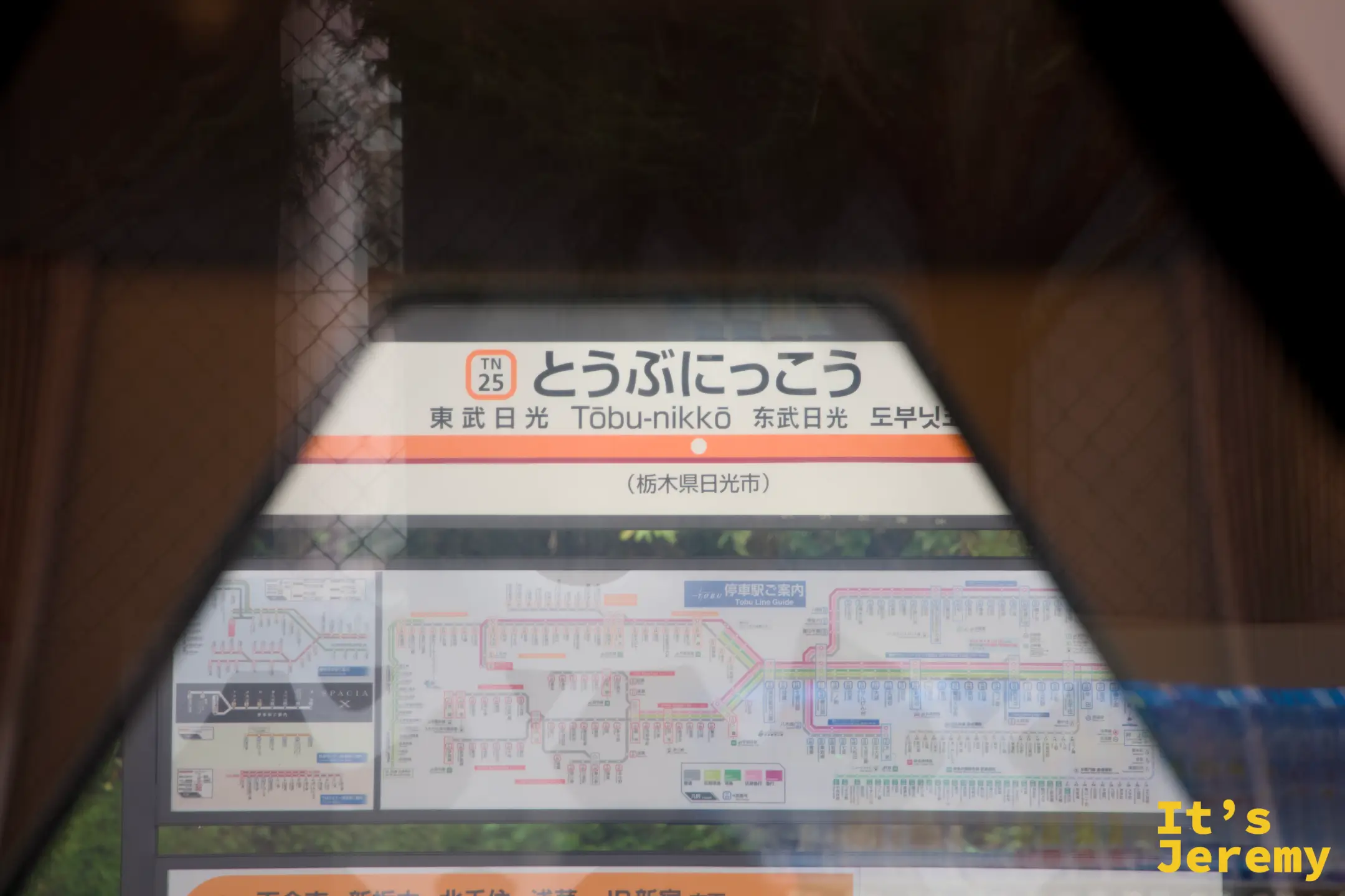 車廂內透過六角形窗，看見月台「とうぶにっこう 東武日光」站名牌