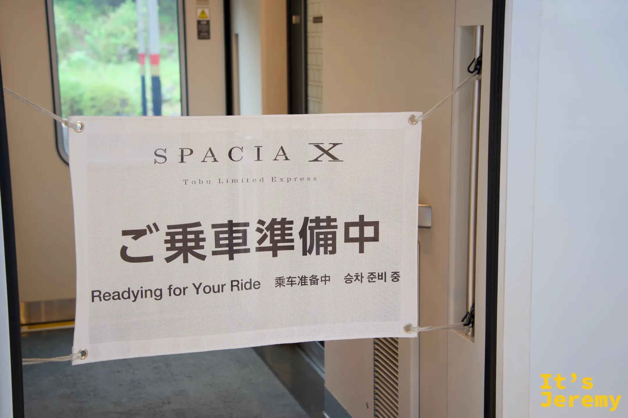 SPACIA X 車門入口，「ご乗車準備中 Readying for Your Ride」布幕，中日韓英四語