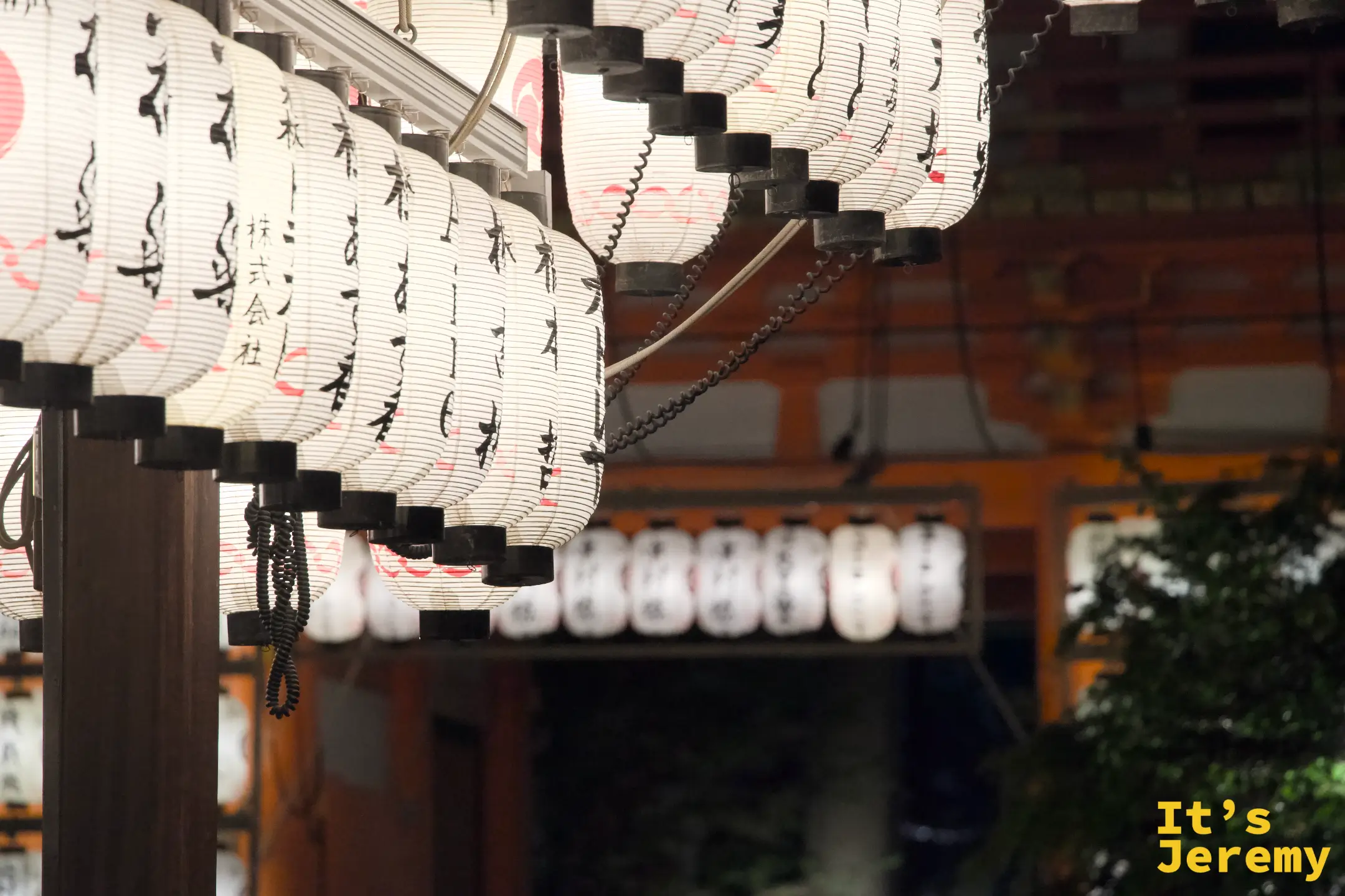 提燈框景，以燈籠為前景帶出後方西樓門