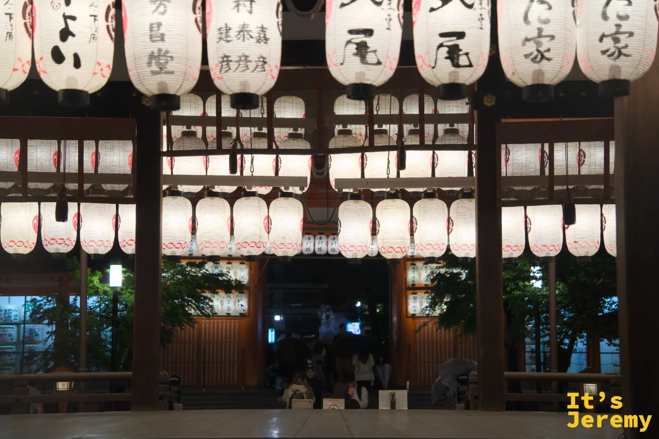 舞殿燈籠正面搭配遠方西樓門，全景構圖