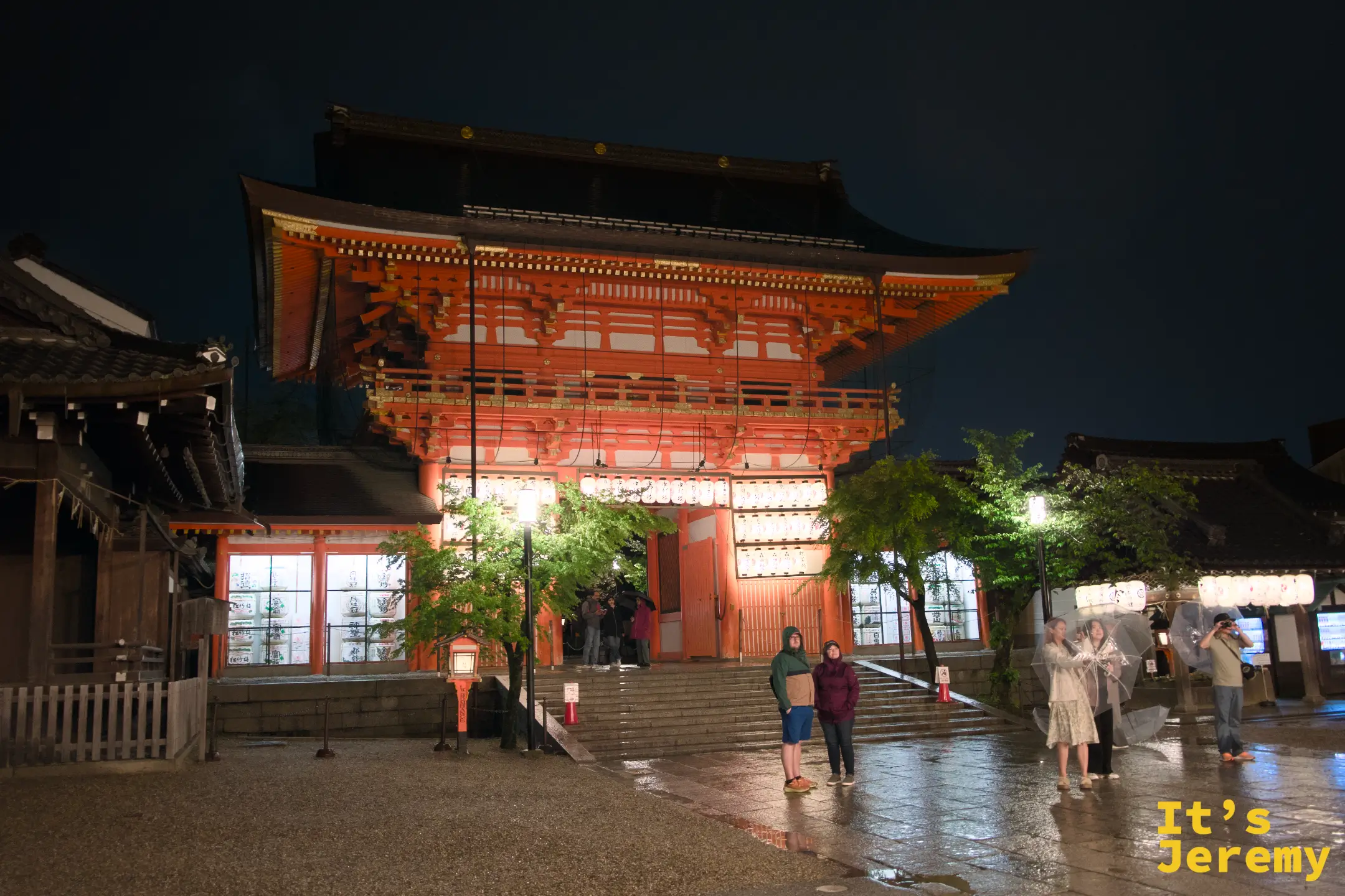 南樓門雨夜全景，遊客在門前拍照留念