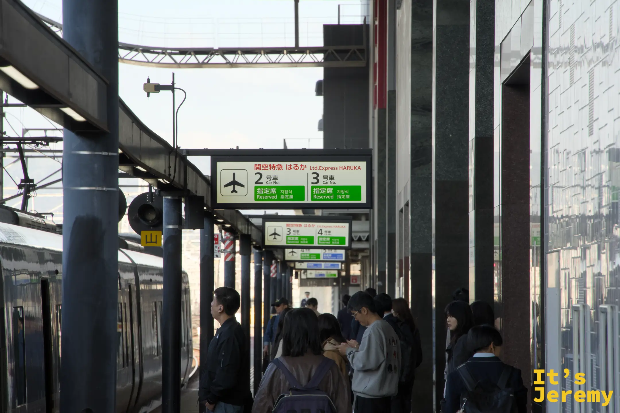 京都駅のホームの朝