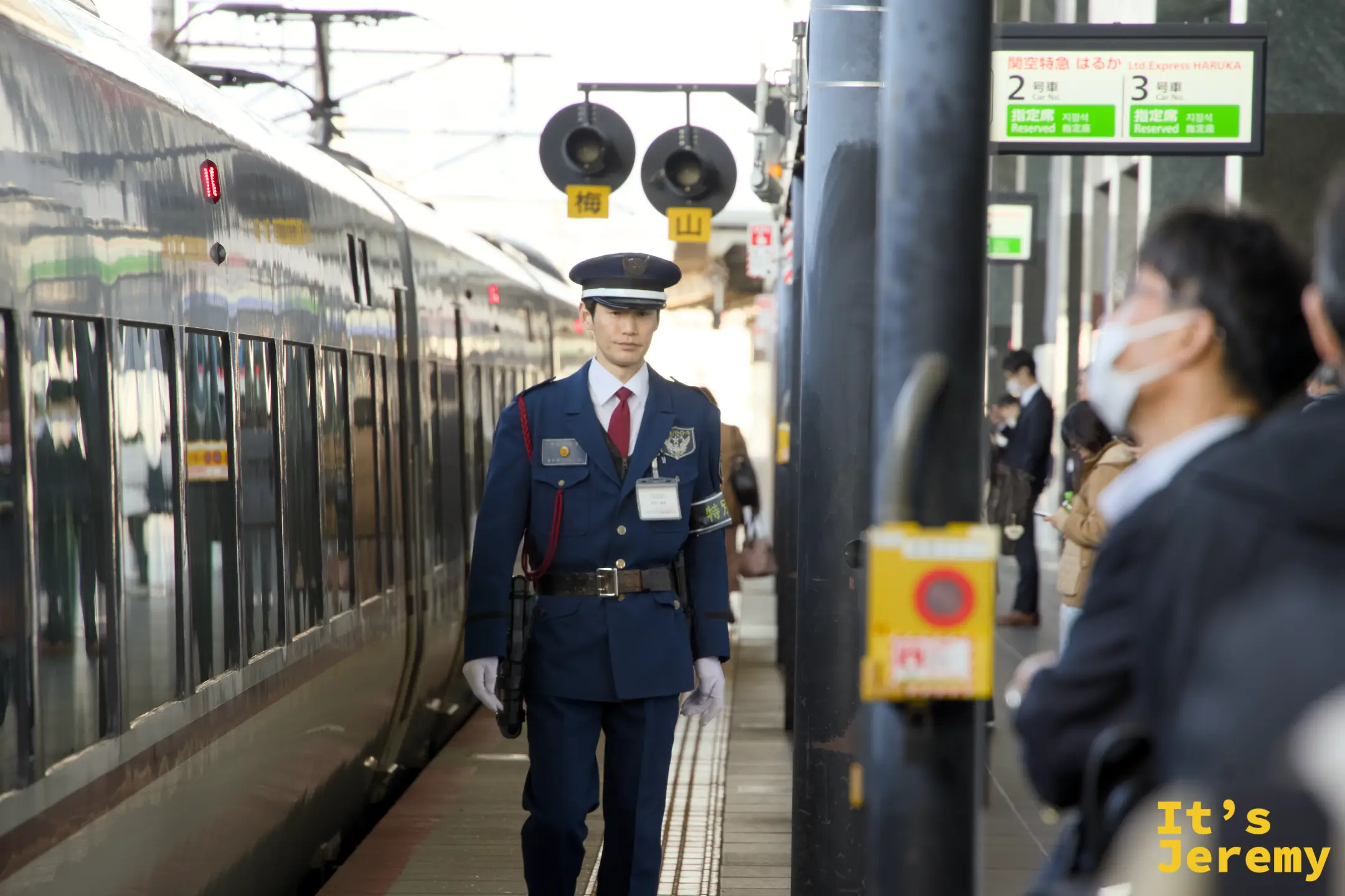 JR京都駅ホームの駅員と特急列車