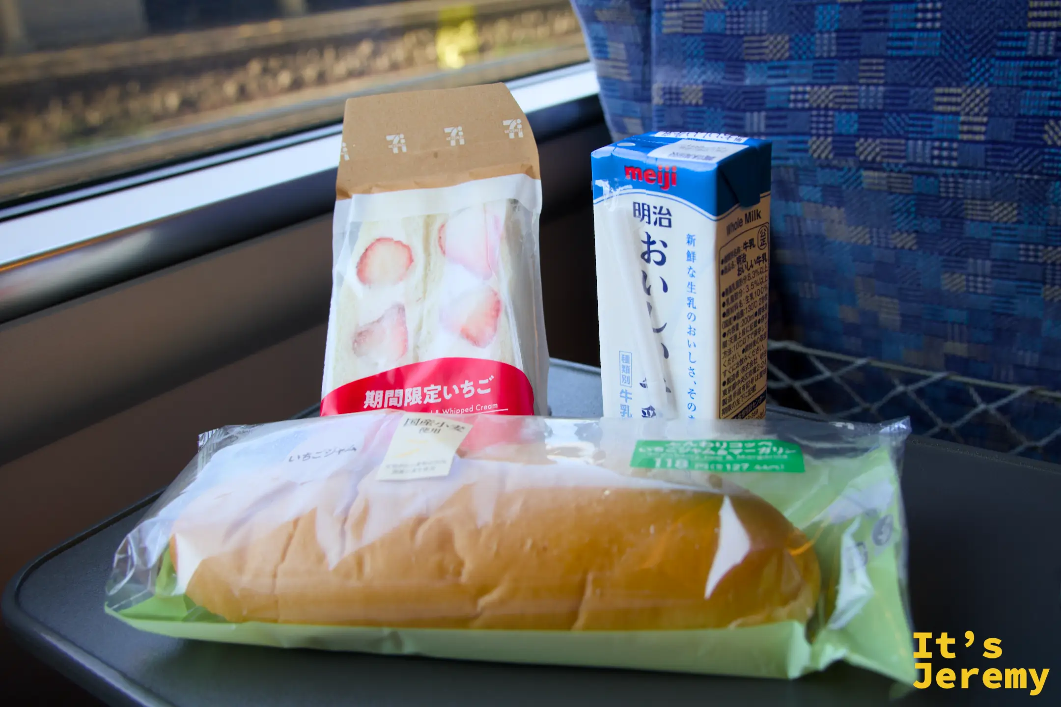 特急列車内のコンビニ朝食（7-Eleven）