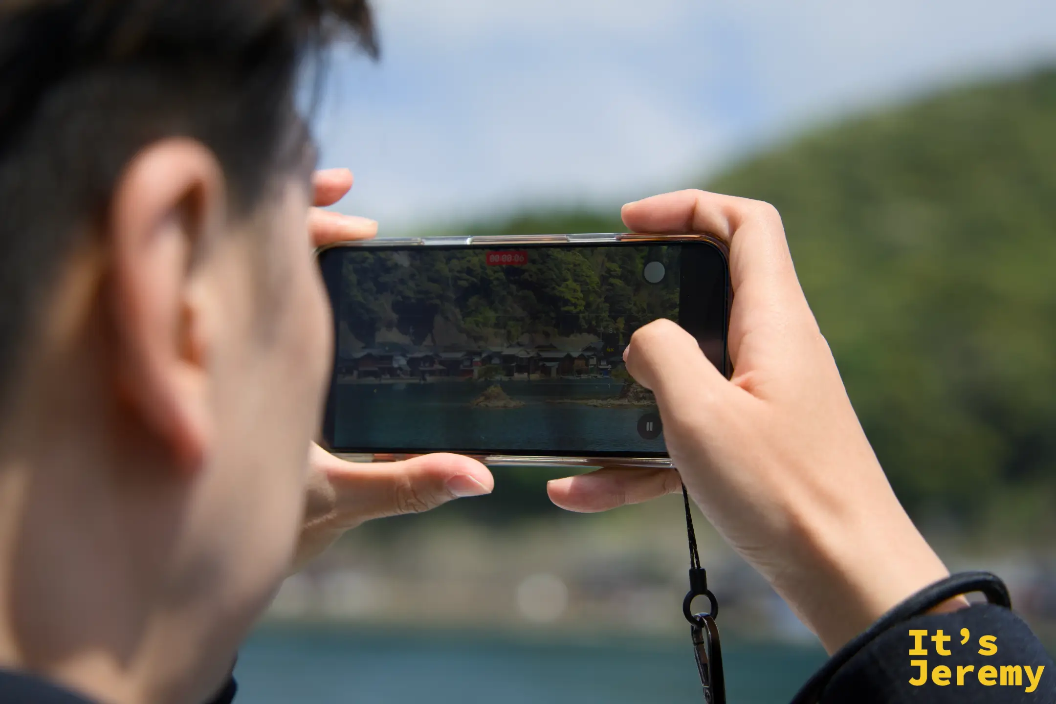船上から手持ちのスマホで撮影する仲間