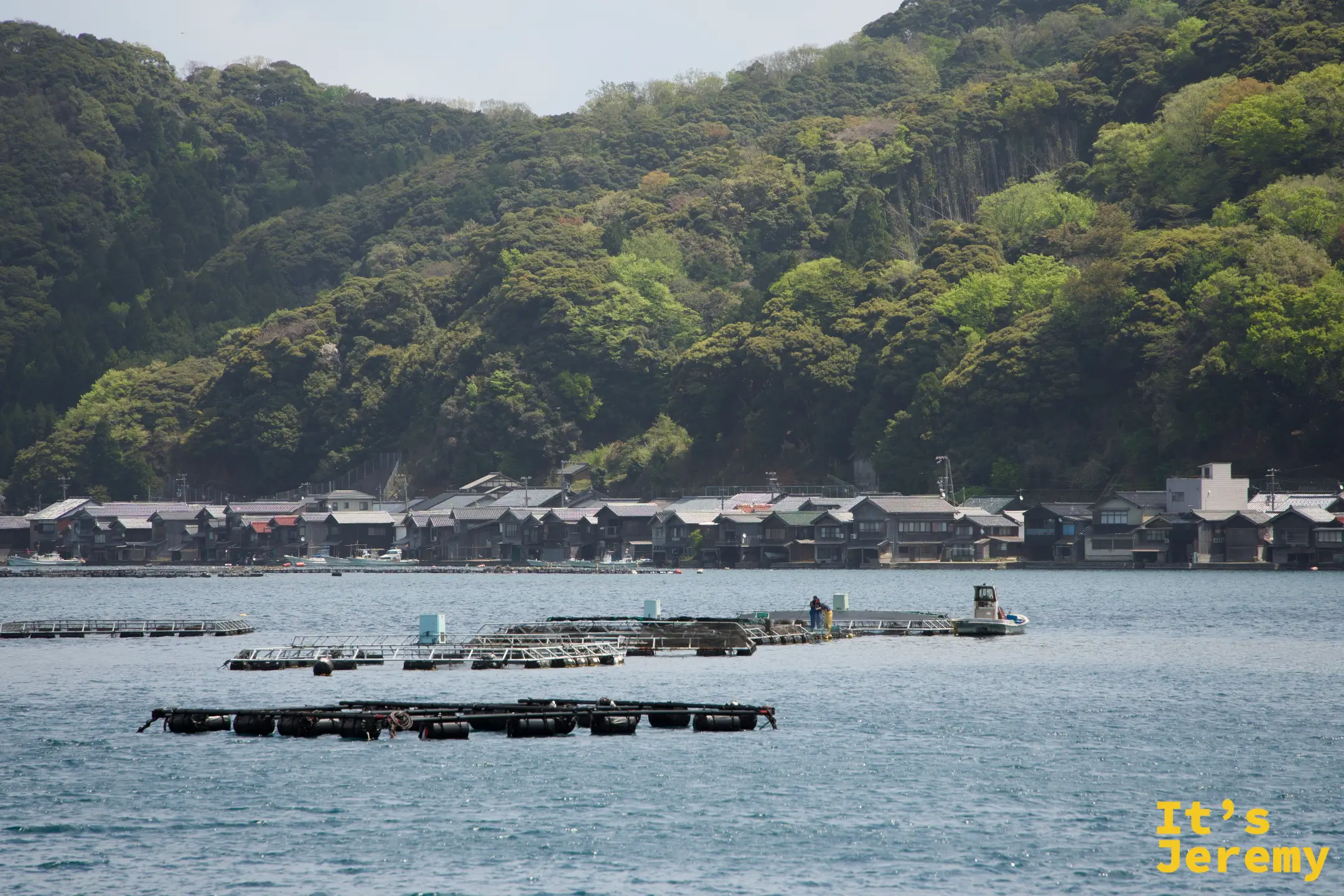 養殖筏と舟屋の遠景