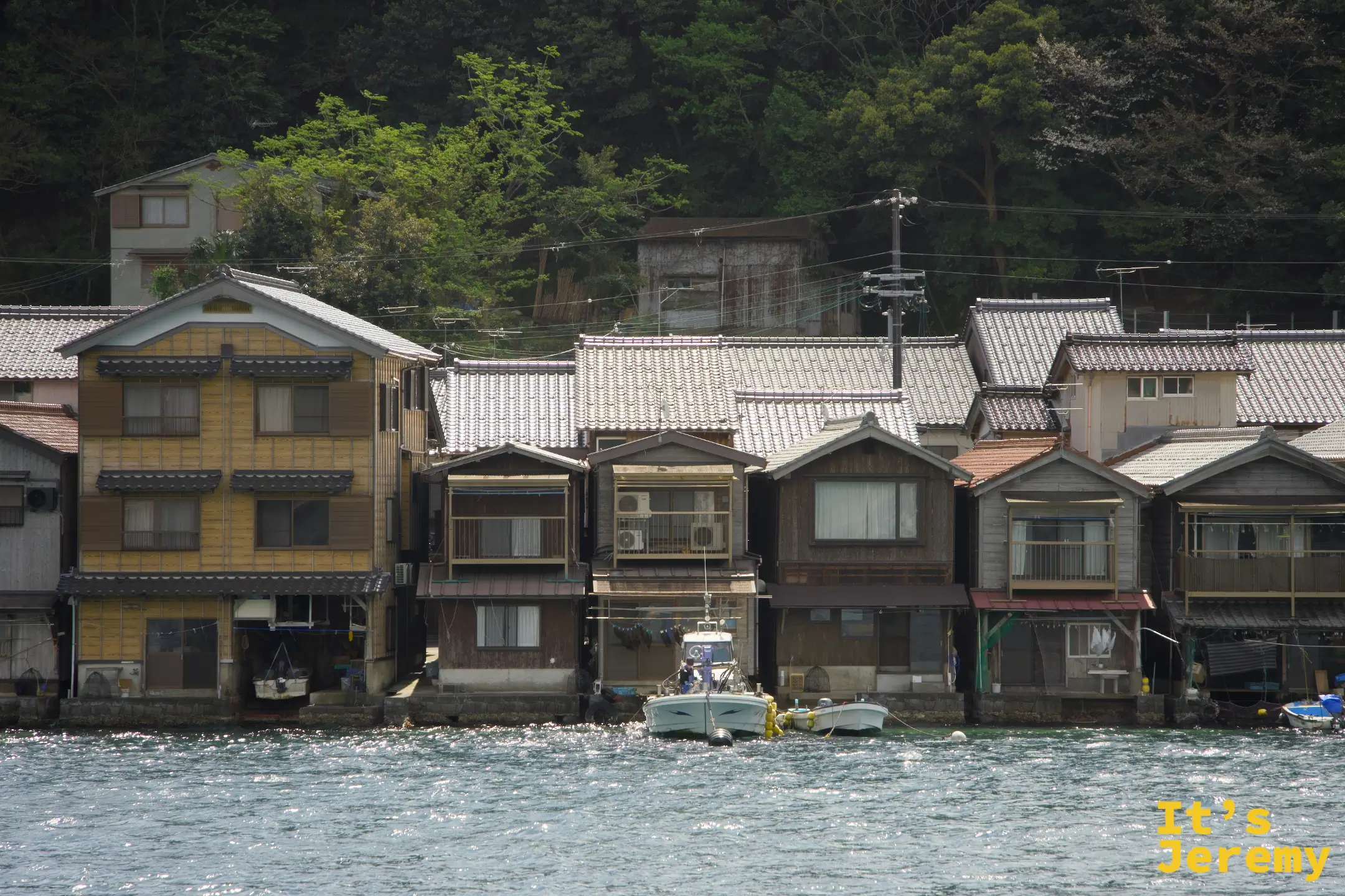舟屋の一階が海面に接している様子