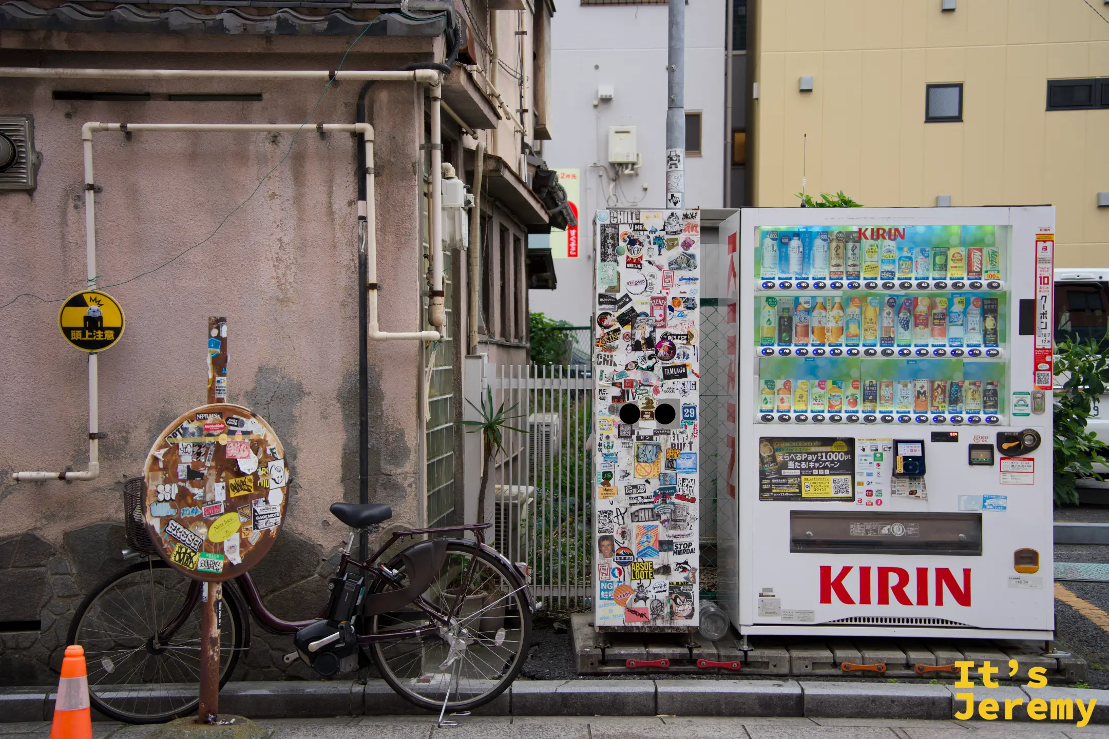 浅草巷弄街角,KIRIN 自動販賣機和貼滿貼紙的舊告示牌,日常感十足