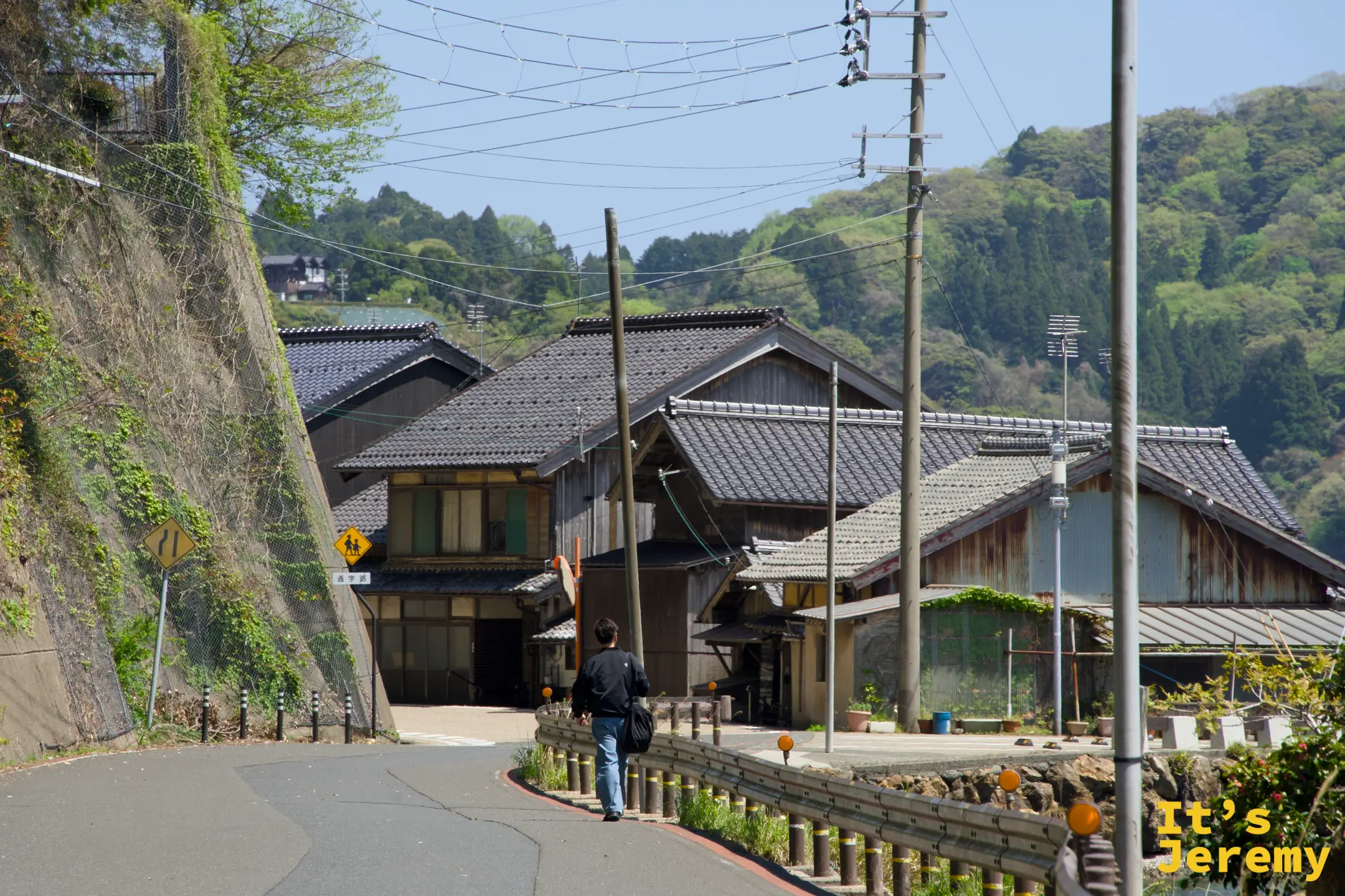 伊根の細い街路に歩行者