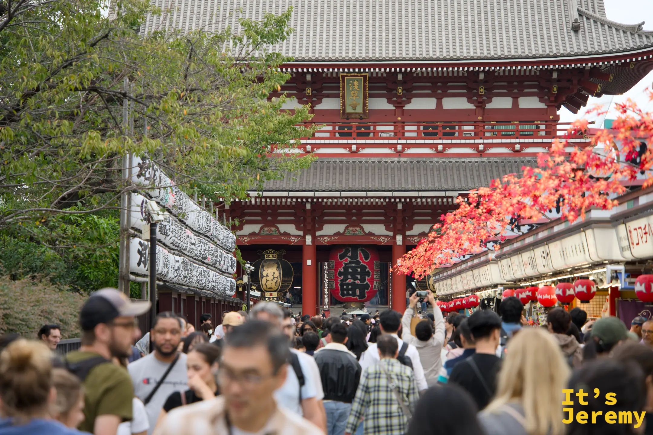 仲見世通り秋日人潮，寶藏門在人群中若隱若現，兩側燈籠延伸至遠方
