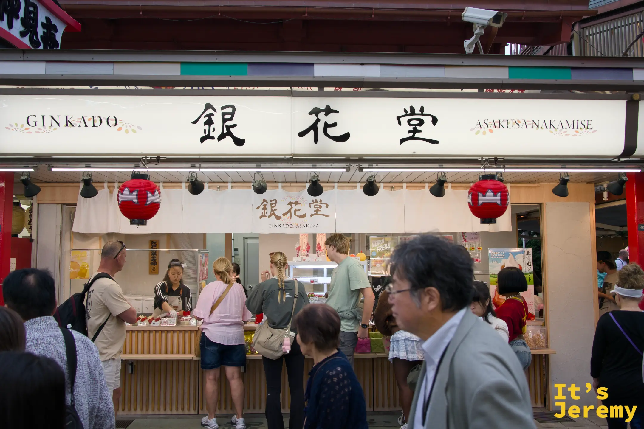 銀花堂（GINKADO ASAKUSA NAKAMISE）門面，店前聚集了不少人正在點餐