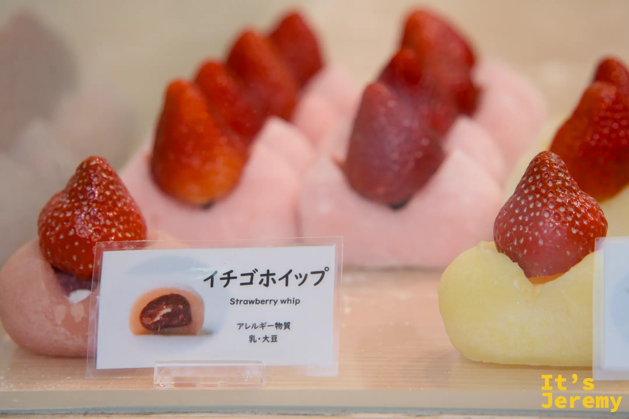 銀花堂展示櫃，前方標示著「イチゴホイップ Strawberry whip ¥500」，大福整齊排列