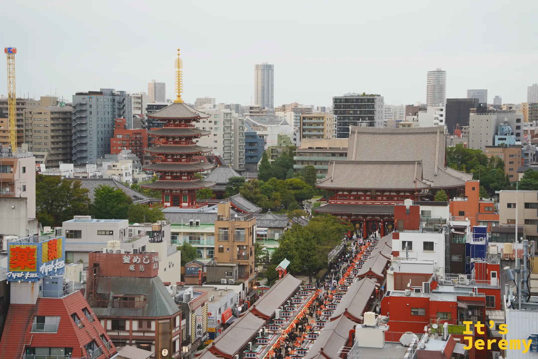 從高處俯瞰淺草寺全景，五重塔、本堂與仲見世通り盡收眼底，背景是東京市區