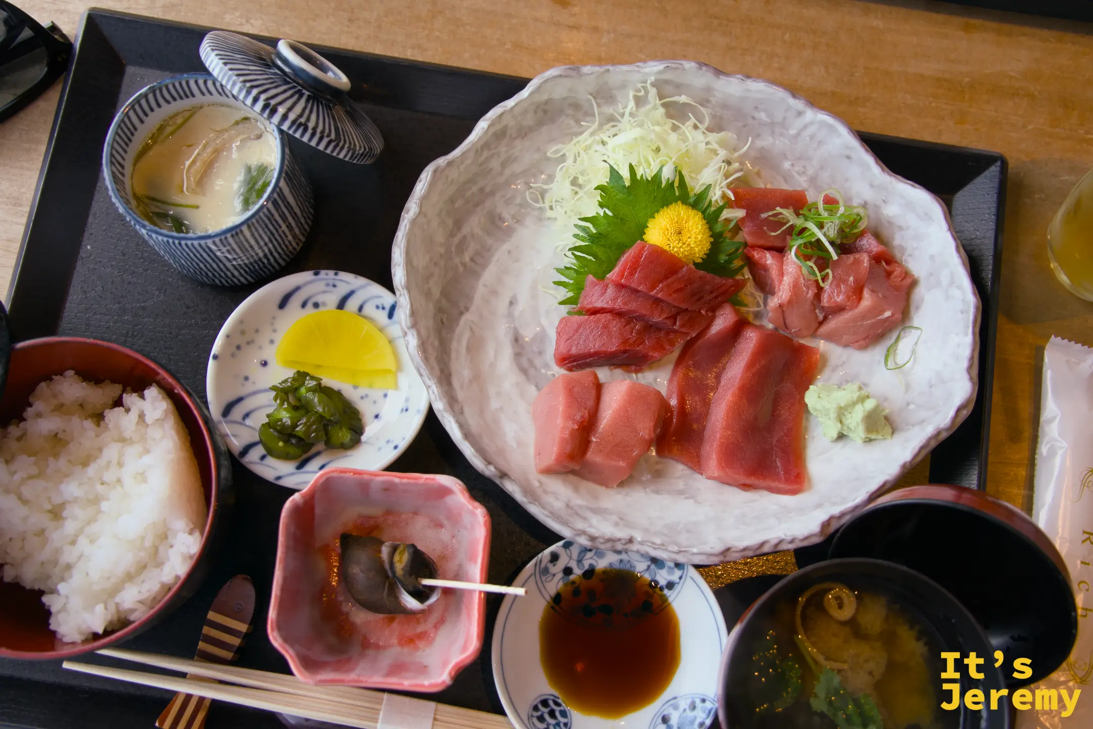 まぐろ御膳の俯瞰（刺身、白飯、茶碗蒸、小鉢、汁物）