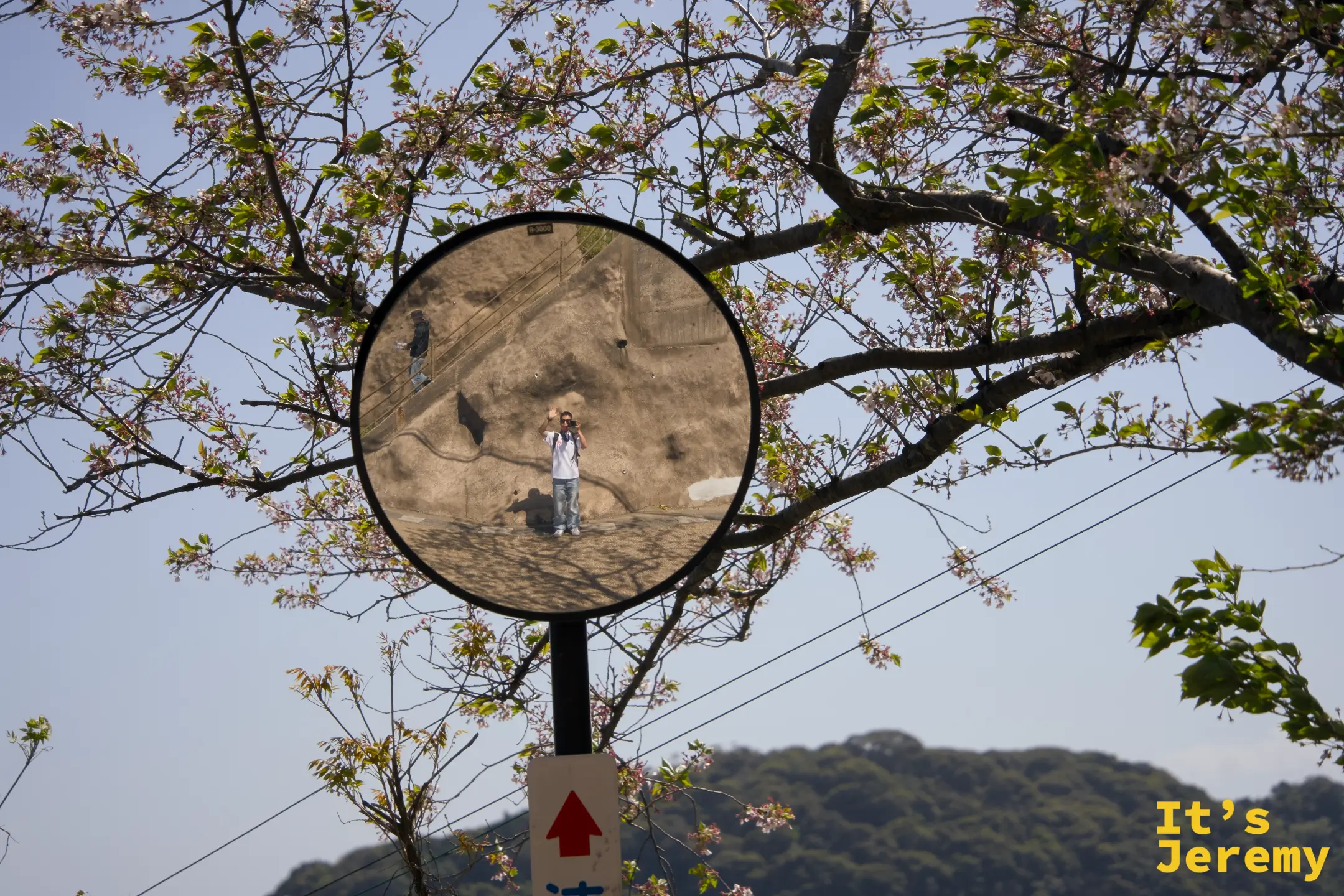 「舟屋の里公園600m先」の道標がある伊根の街路