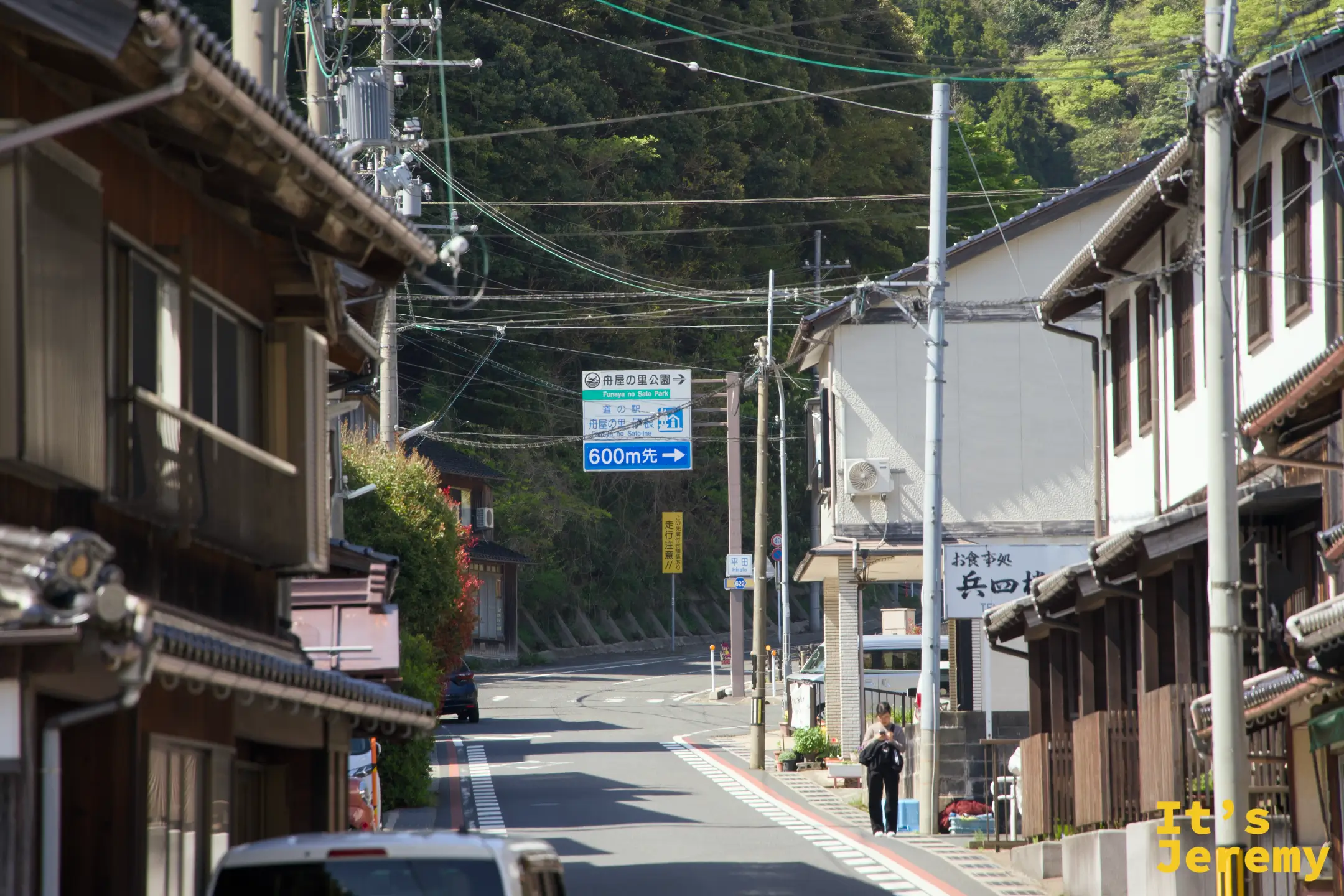 乗船場の欄干に舟屋の透かし模様