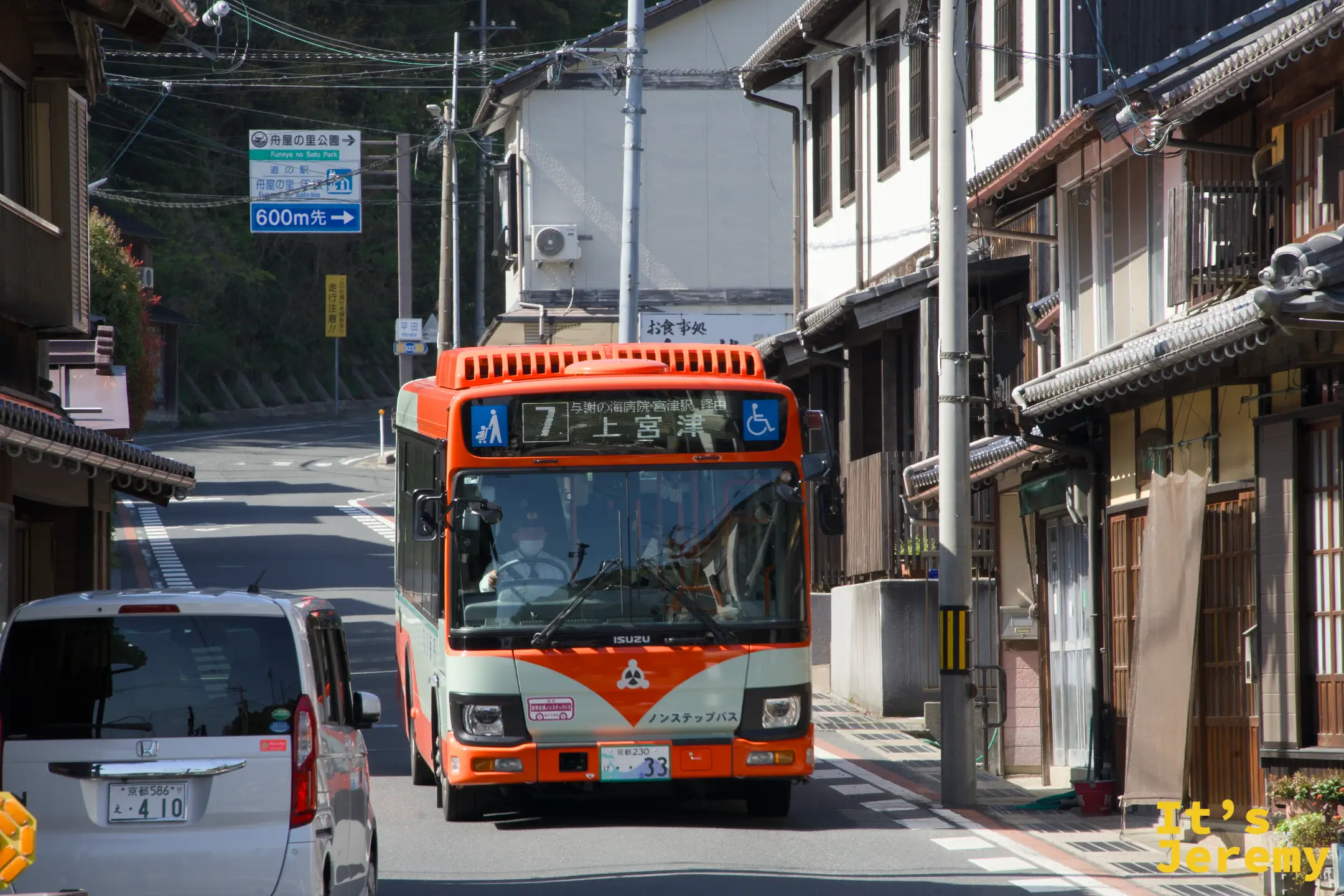 丹海バスが伊根の街路を走る