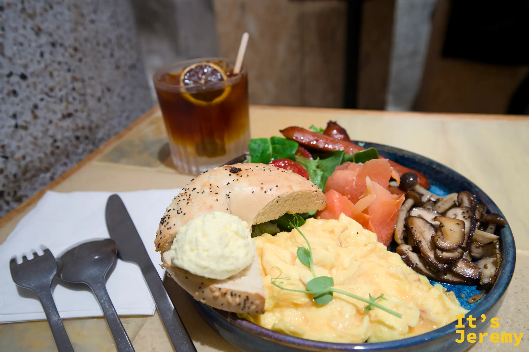 🇭🇰 香港美食｜Cafe Sausalito：深水埗大南街的寵物友善早午餐，鹹檸咖啡配大南早餐的清晨