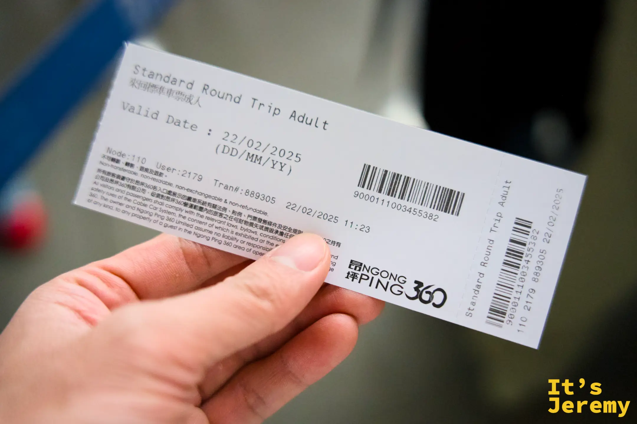 手拿昂坪 360 來回標準車票成人票，票面印有 Valid Date 22/02/2025 與 NGONG PING 360 標誌與條碼