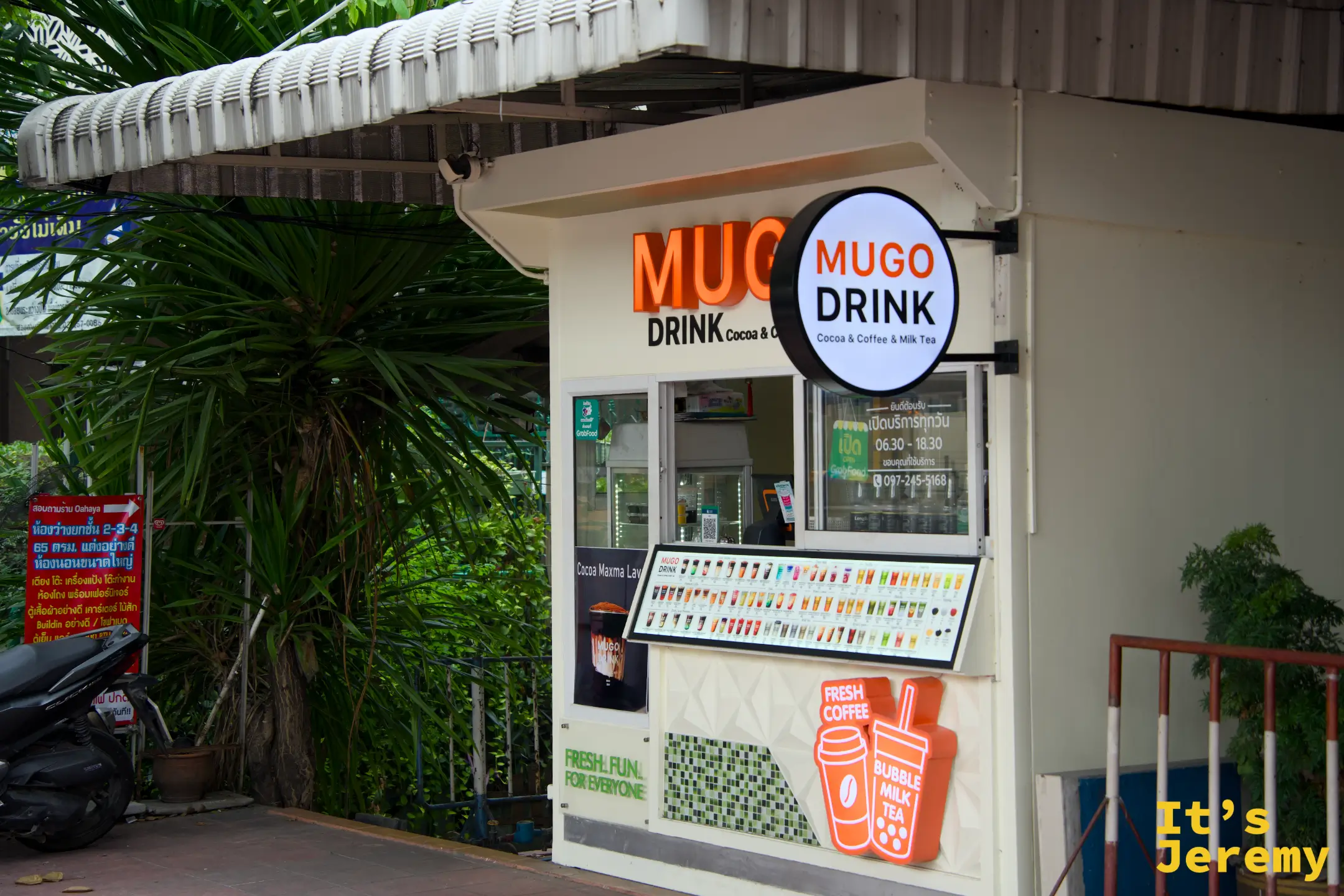 MUGO Drink 攤位外觀，橘色招牌低調藏在社區巷口，容易錯過但跑吞武里的人都知道它