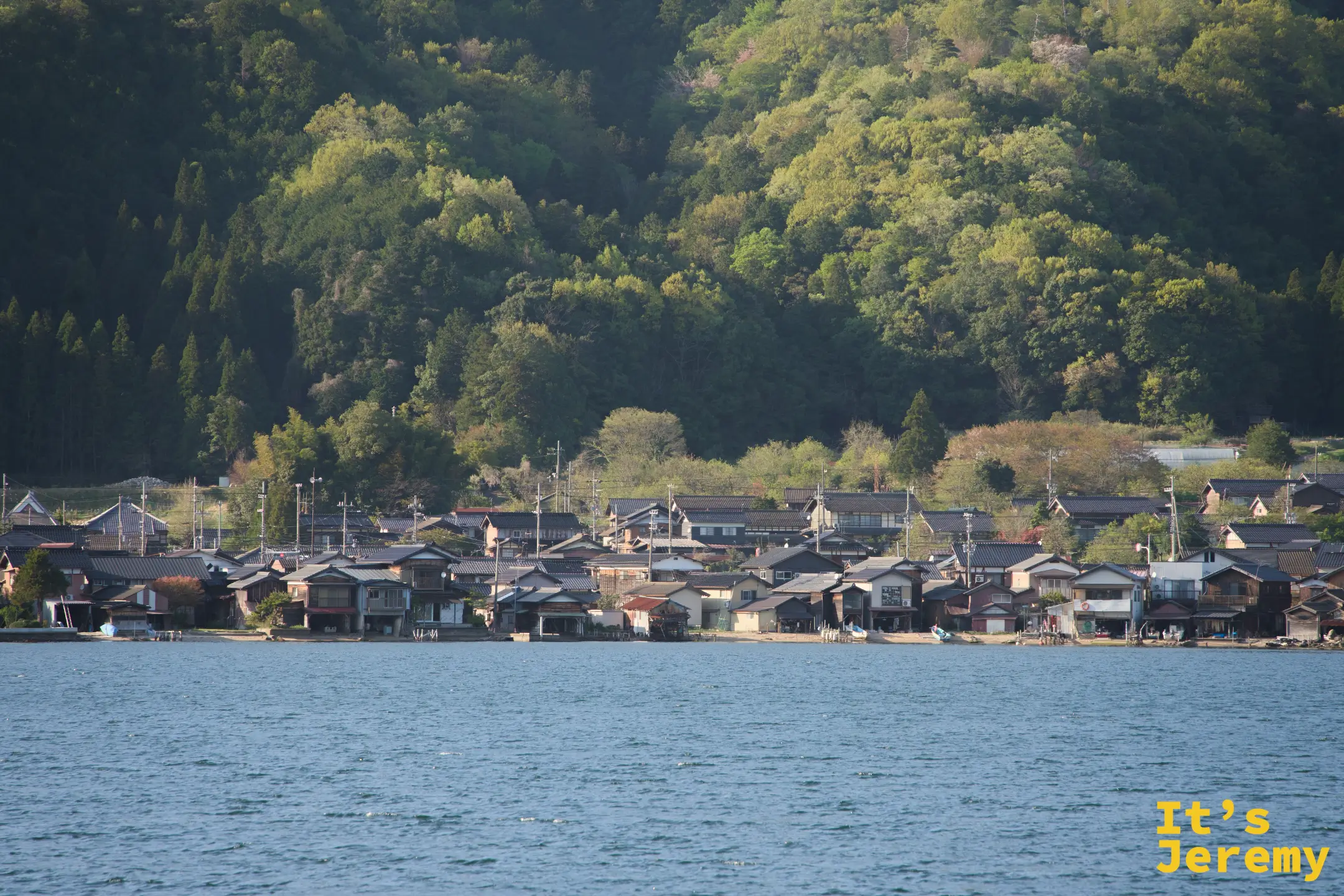 交通船から見える宮津湾の沿岸の漁村
